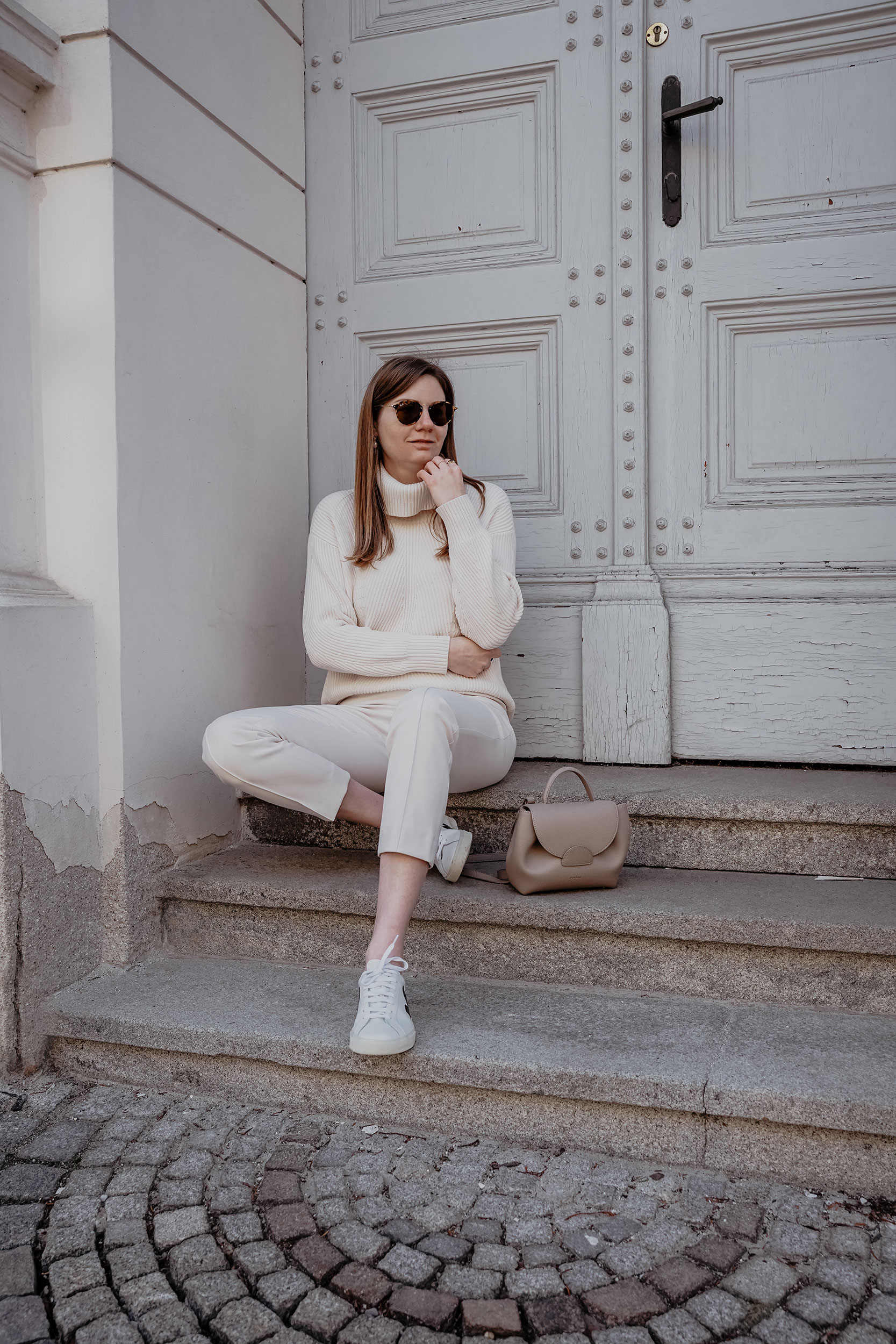 Winter outfit, beige, all white, polene bag, Wintermantel