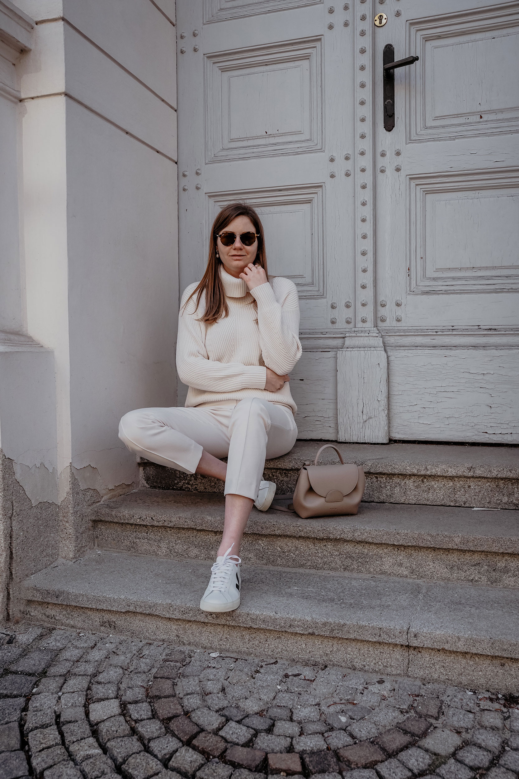 Winter outfit, beige, all white, polene bag, Wintermantel