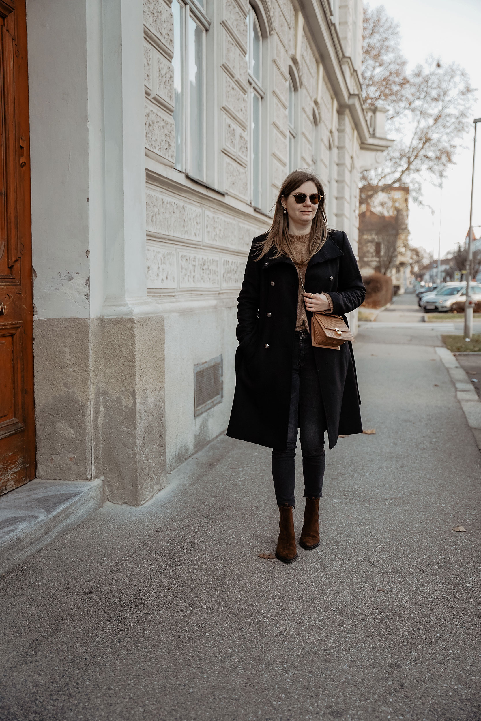 Winter Outfit, Wintermantel, schwarz, beige, camel, Pullover, Stiefeletten, Polene bag