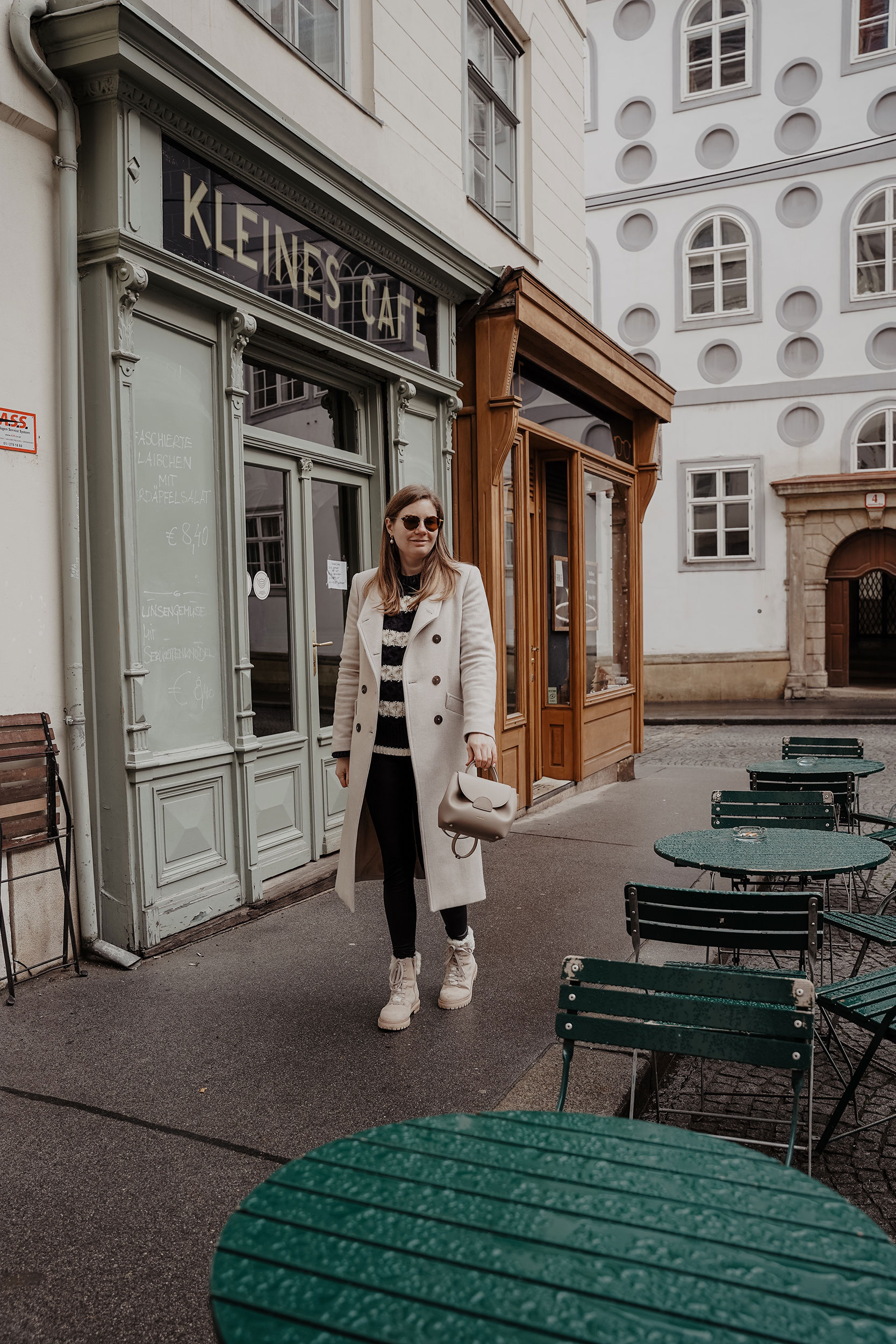 Winter Outfit, gestreifter Pullover, Lederleggings, kleines Cafe, Vienna, Wien