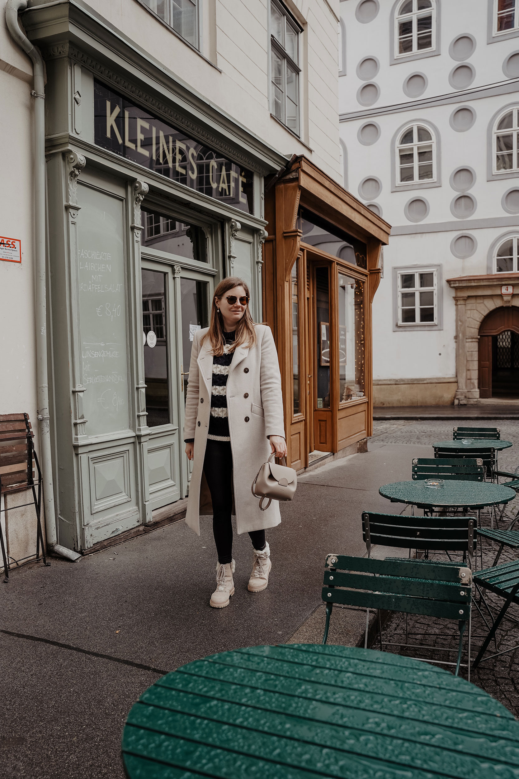 Winter Outfit, gestreifter Pullover, Lederleggings, kleines Cafe, Vienna, Wien