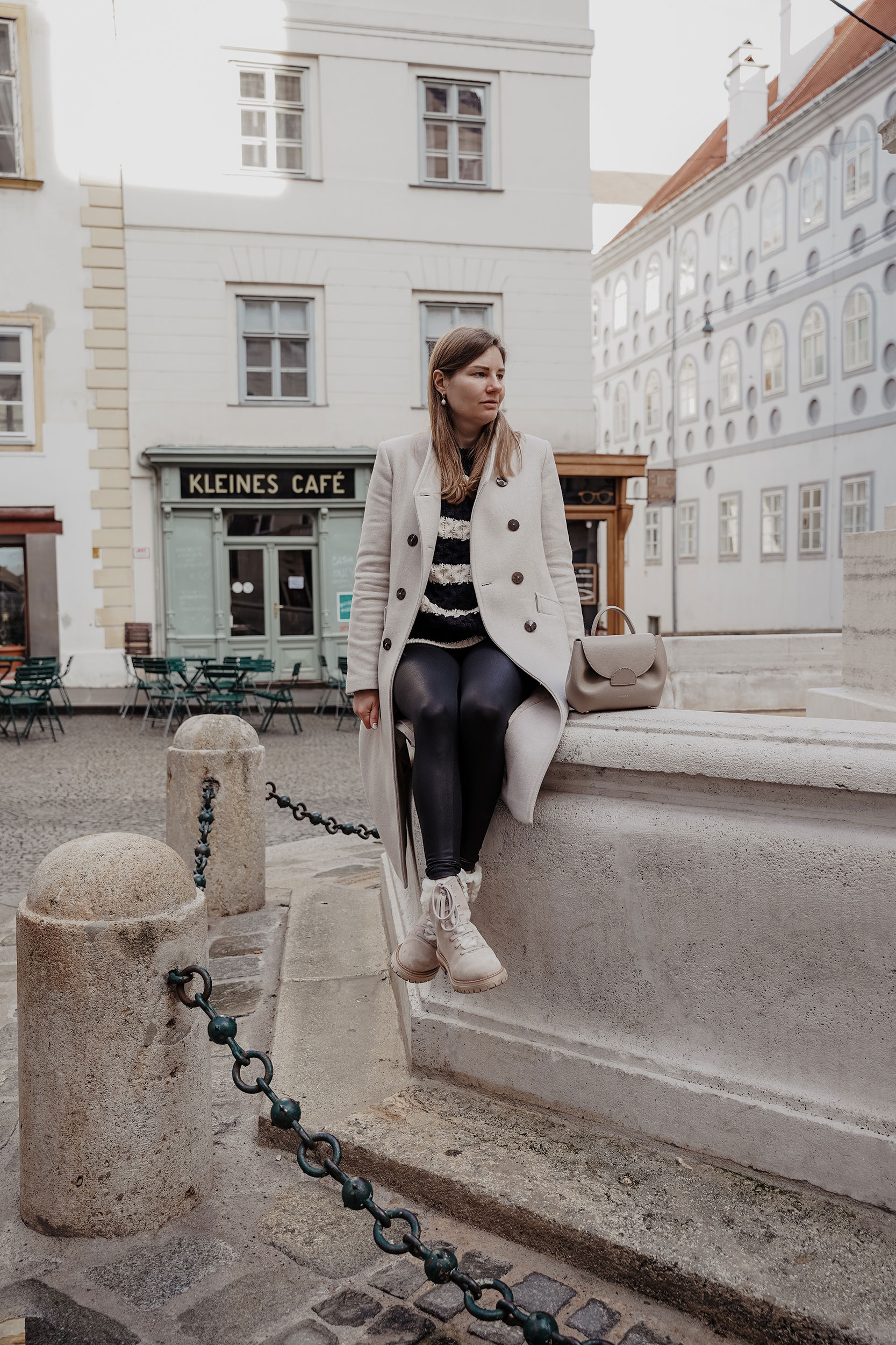 Winter Outfit, gestreifter Pullover, Lederleggings, kleines Cafe, Vienna, Wien