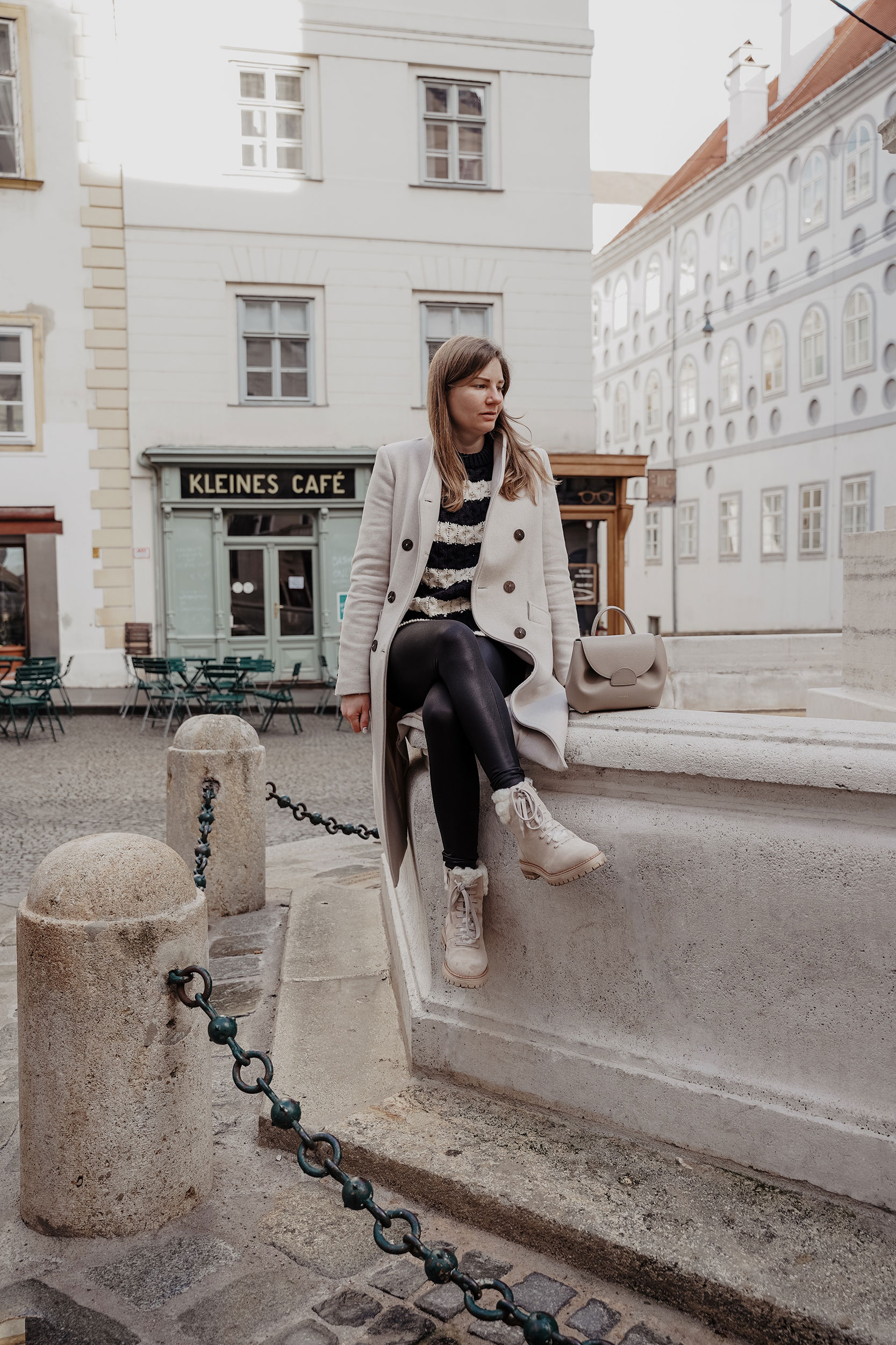 Winter Outfit, gestreifter Pullover, Lederleggings, kleines Cafe, Vienna, Wien