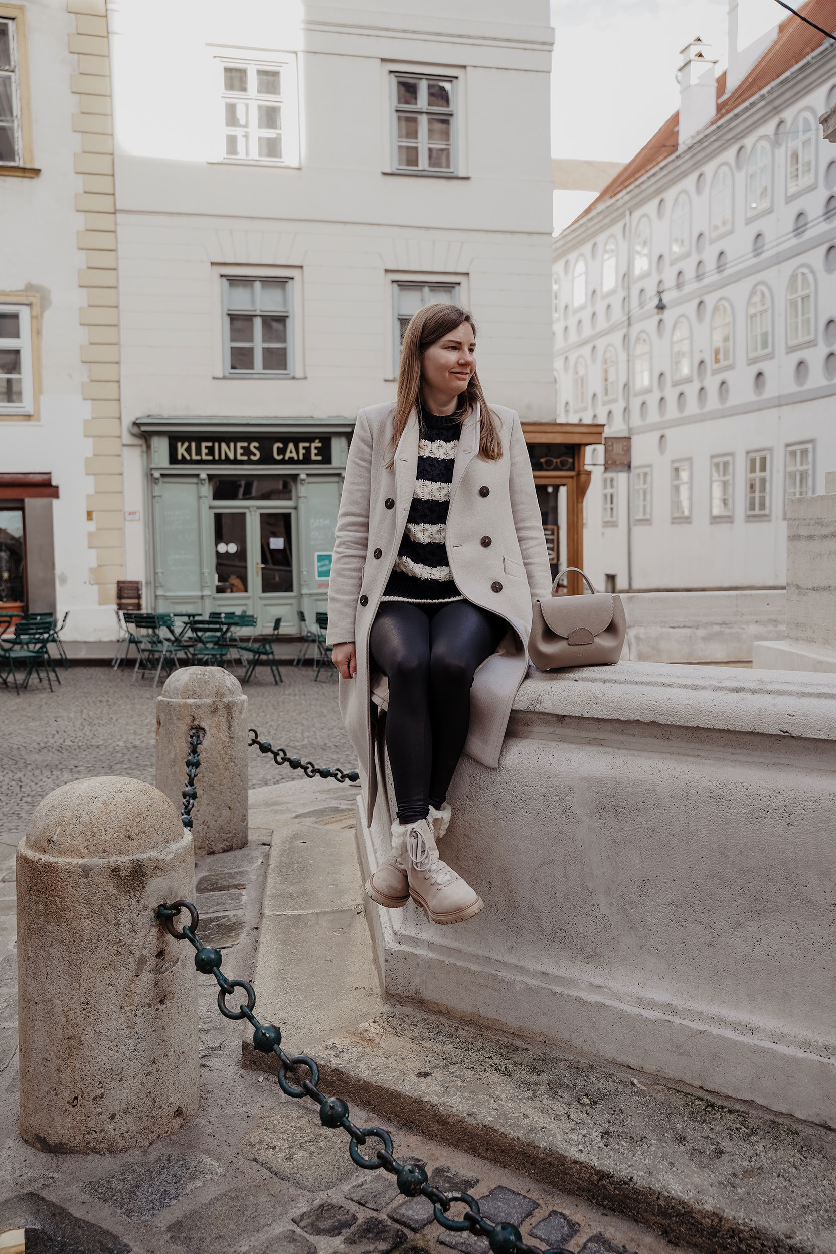 Winter Outfit, gestreifter Pullover, Lederleggings, kleines Cafe, Vienna, Wien