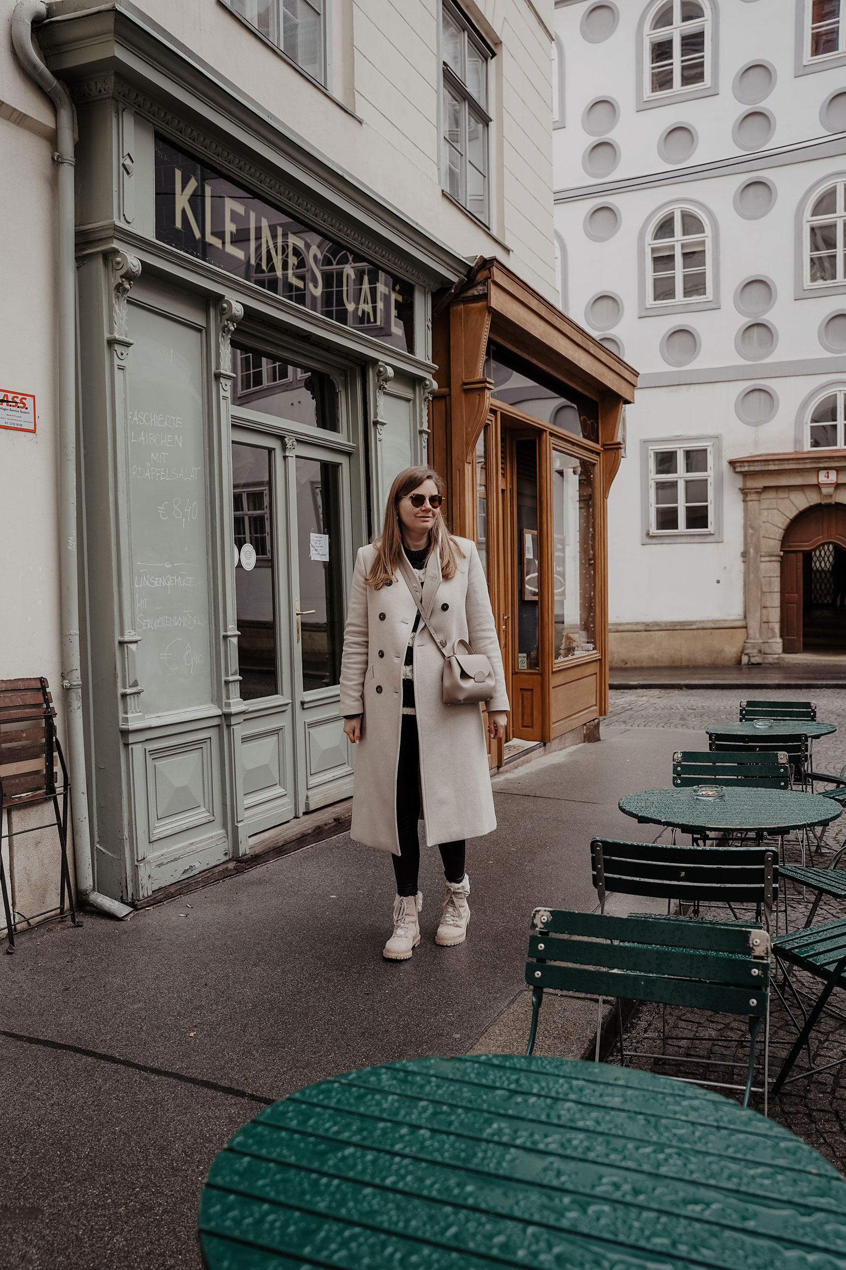 Winter Outfit, gestreifter Pullover, Lederleggings, kleines Cafe, Vienna, Wien