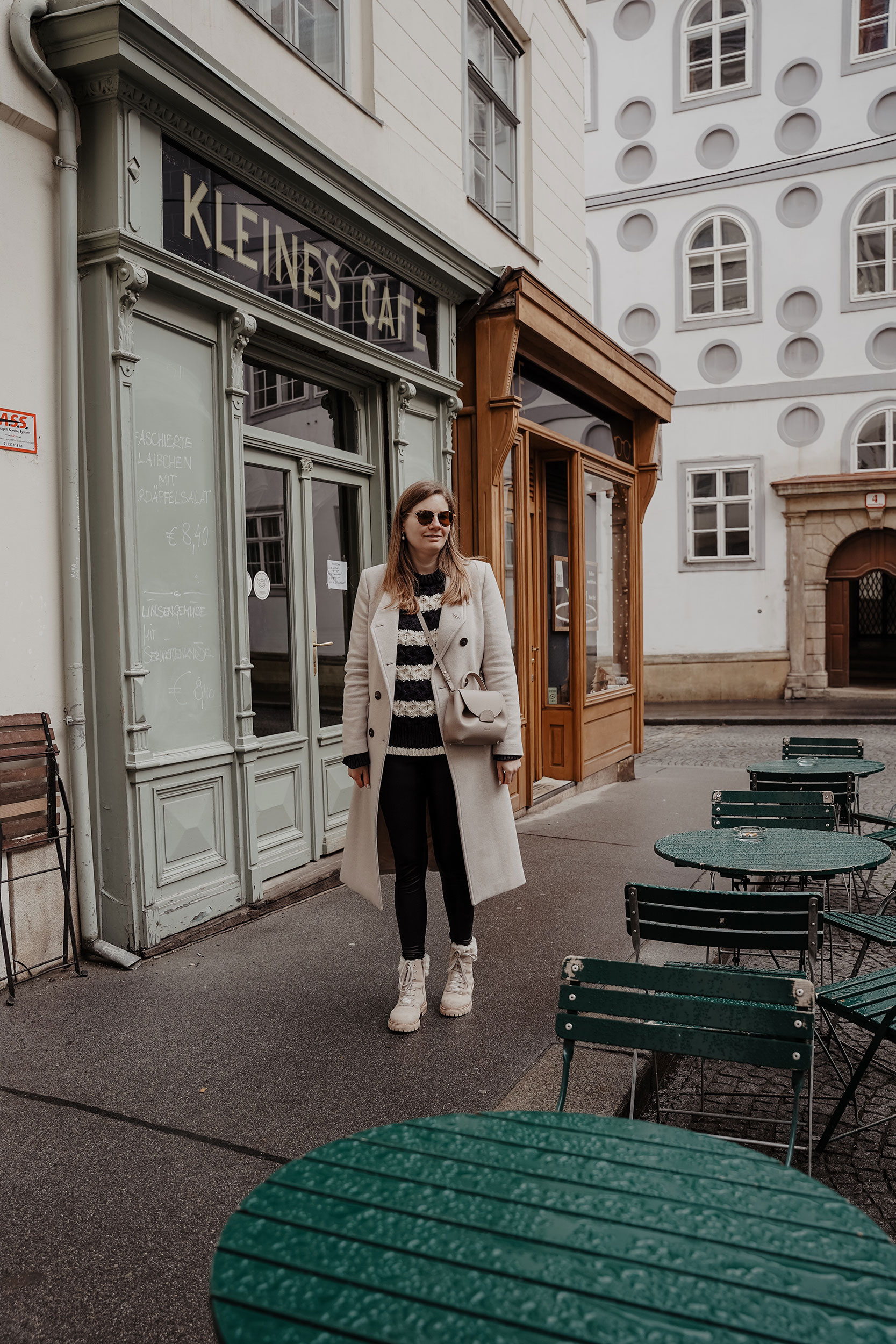 Winter Outfit, gestreifter Pullover, Lederleggings, kleines Cafe, Vienna, Wien