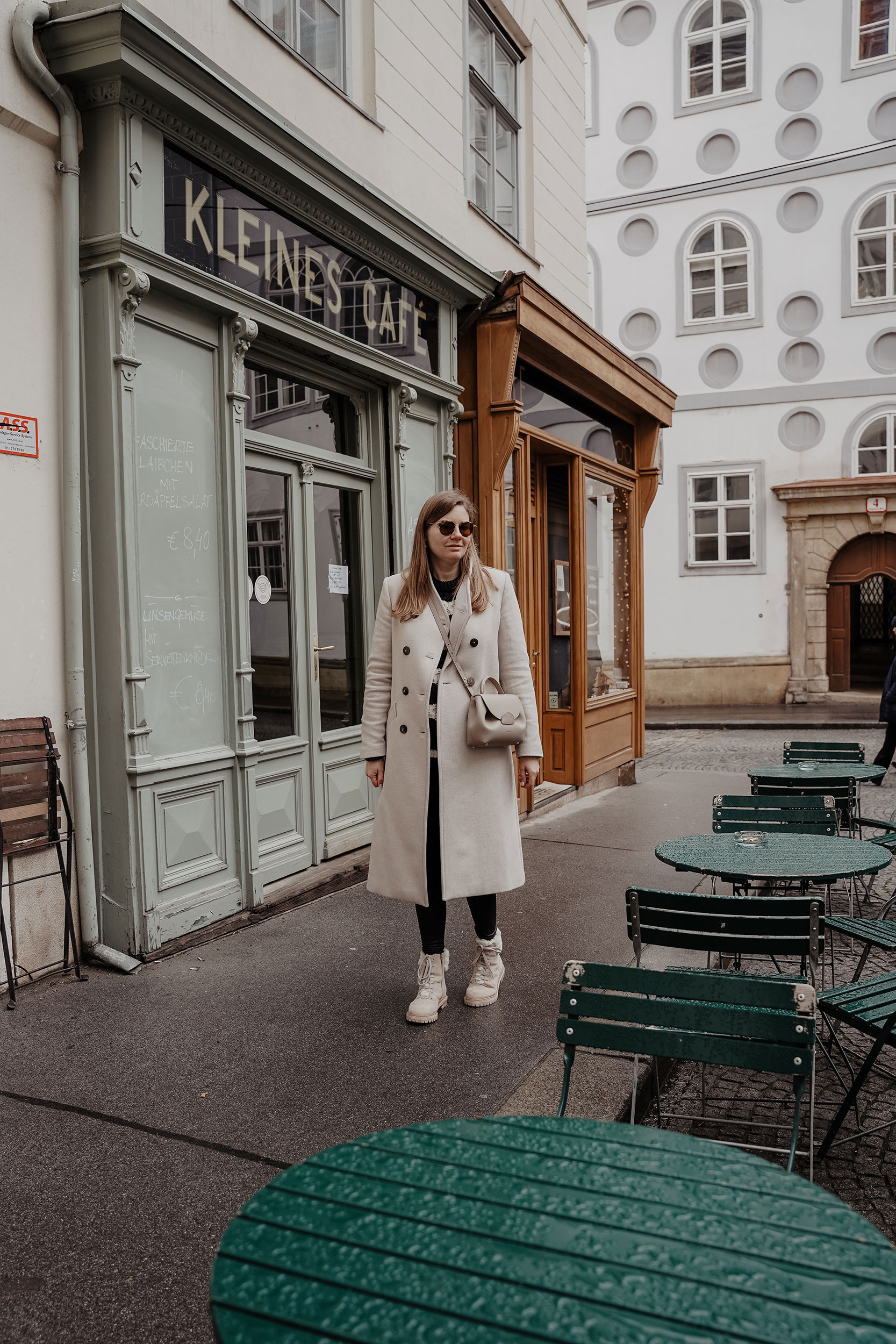 Winter Outfit, gestreifter Pullover, Lederleggings, kleines Cafe, Vienna, Wien