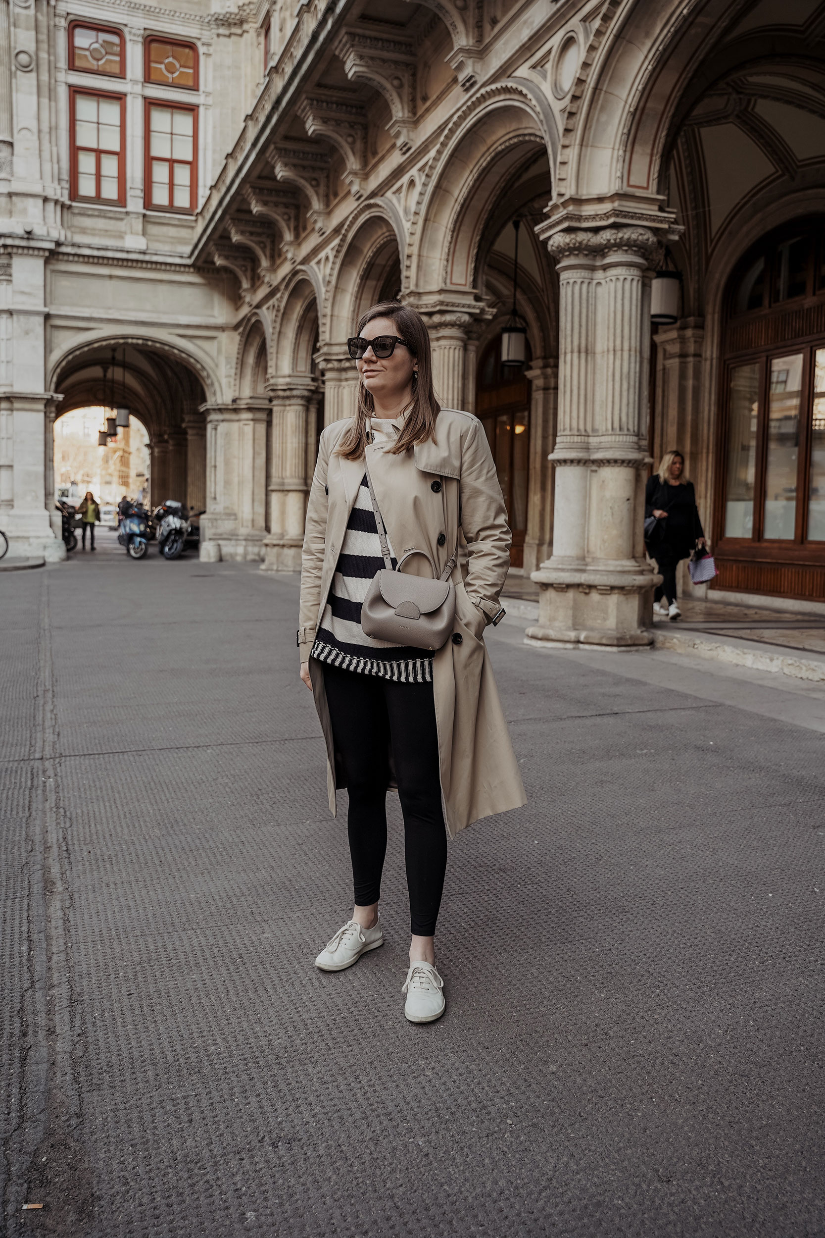 Zara Pullover, Trenchcoat Massimo Dutti, Leggings, Spring Outfit Wien