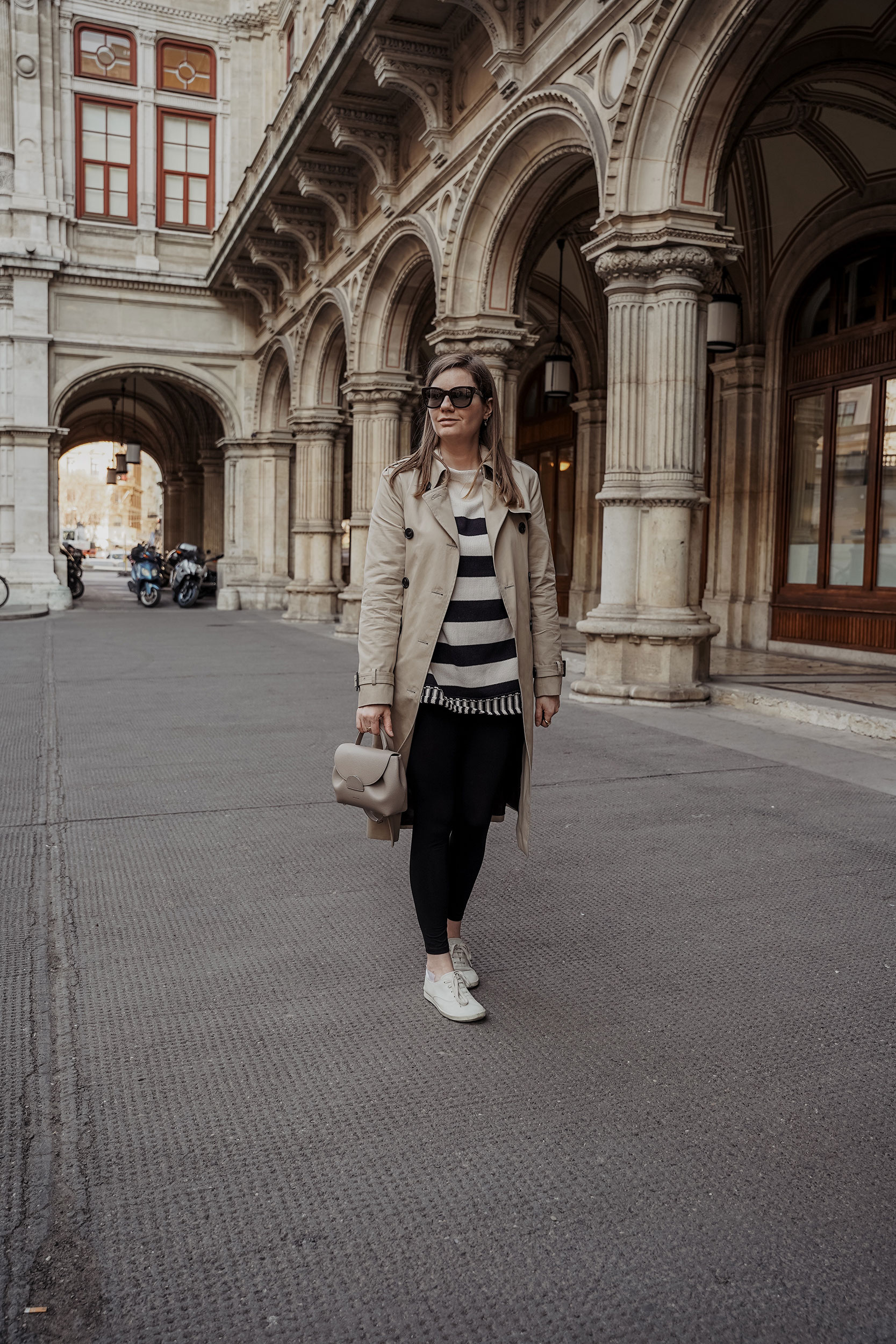 Zara Pullover, Trenchcoat Massimo Dutti, Leggings, Spring Outfit Wien