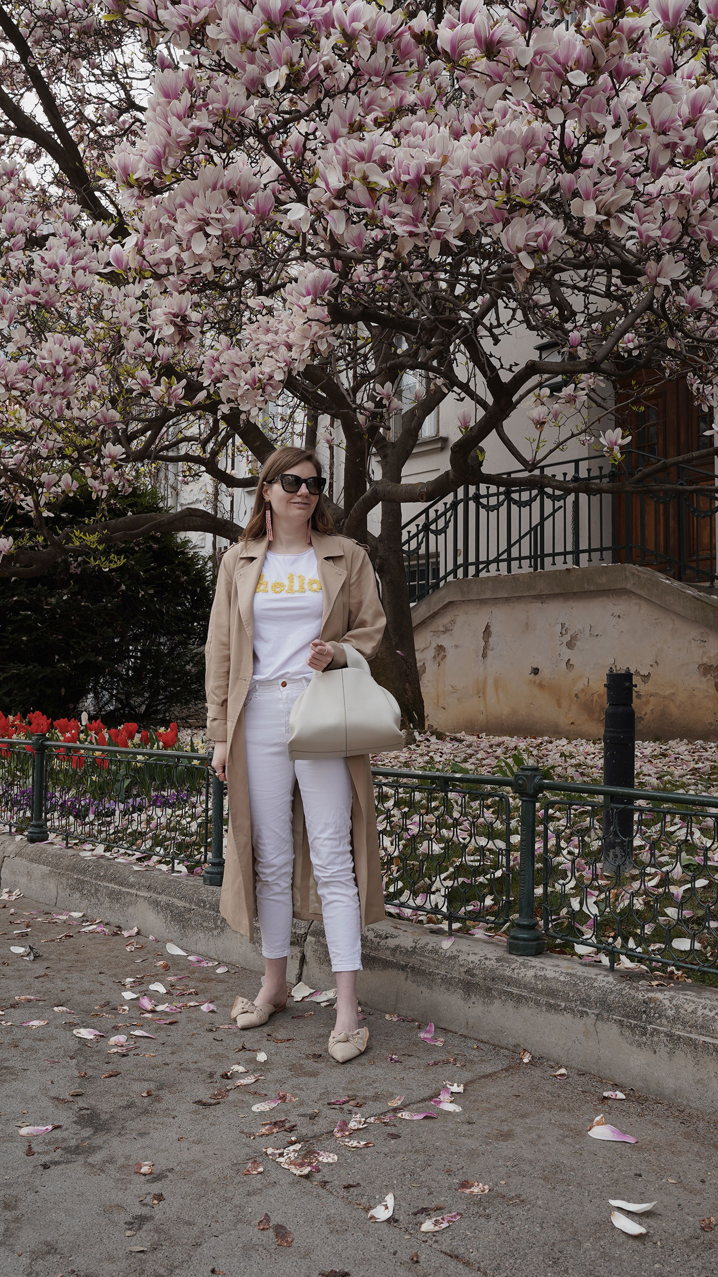 Trenchcoat Outfit, Spring, Wien, Magnolienbaum, Magnolia tree, polene bag