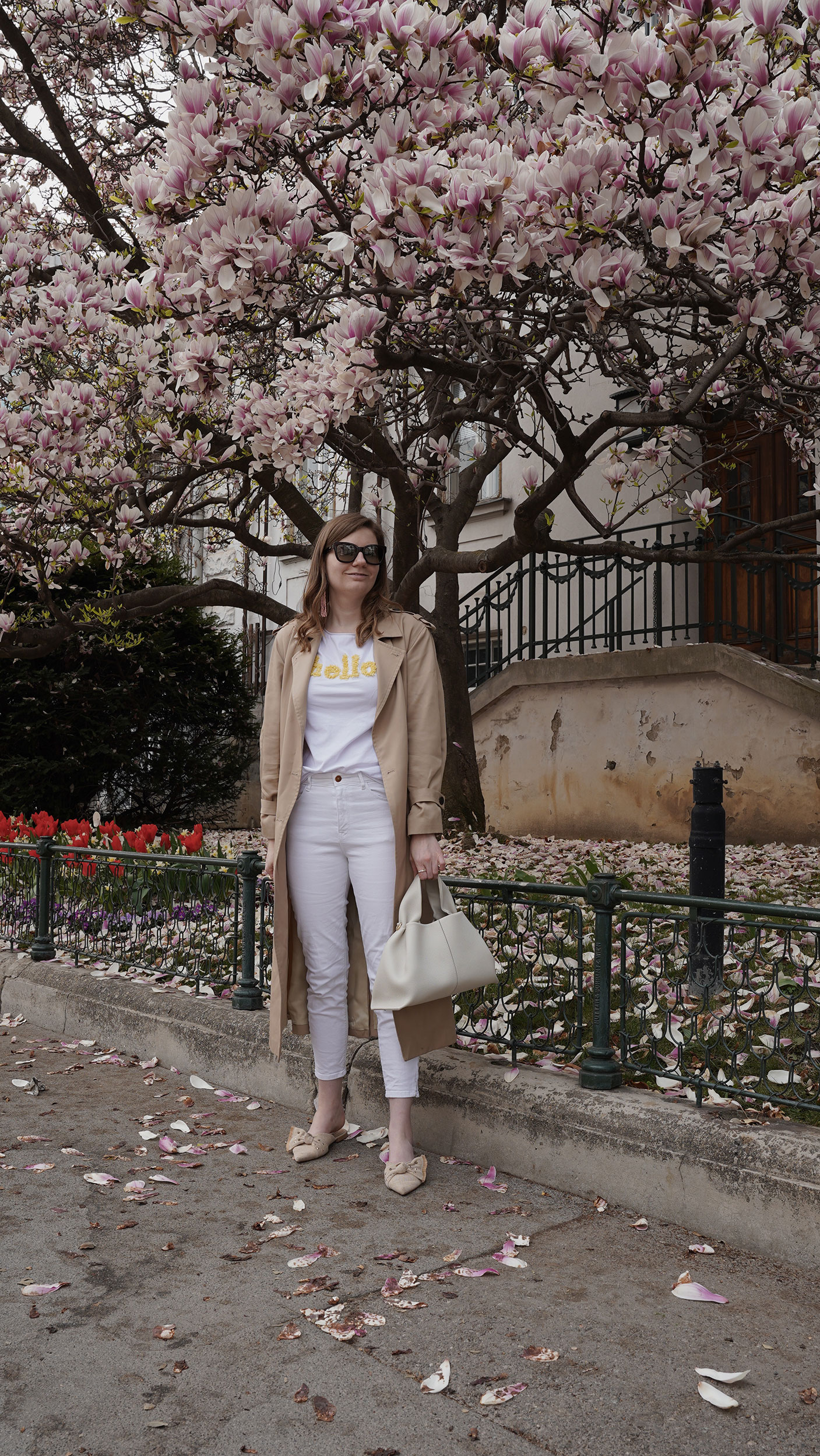 Trenchcoat Outfit, Spring, Wien, Magnolienbaum, Magnolia tree, polene bag