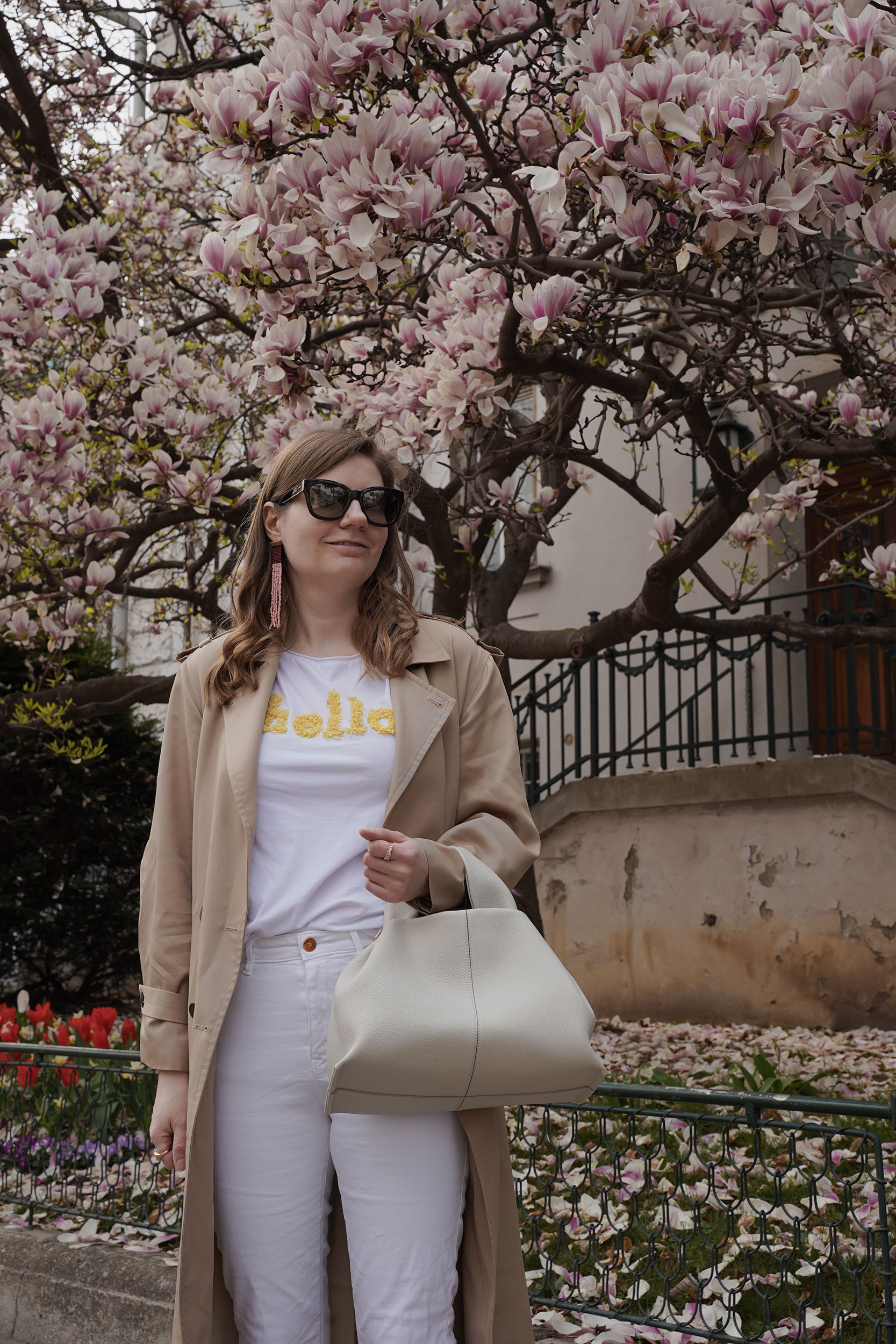 Trenchcoat Outfit, Spring, Wien, Magnolienbaum, Magnolia tree, polene bag