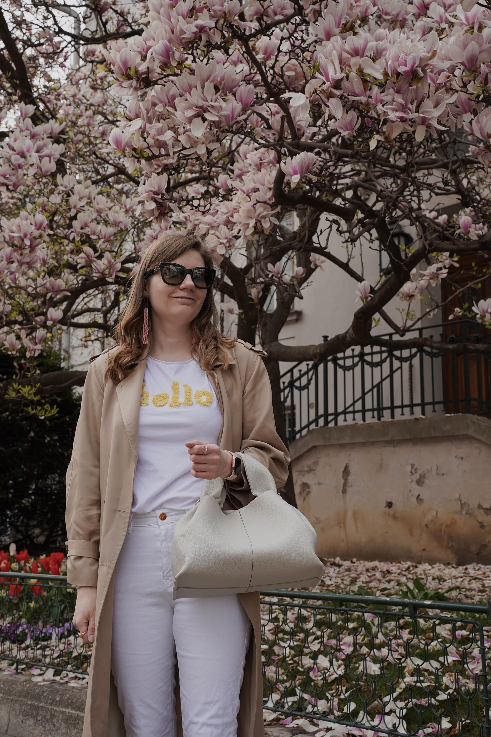 Trenchcoat Outfit, Spring, Wien, Magnolienbaum, Magnolia tree, polene bag