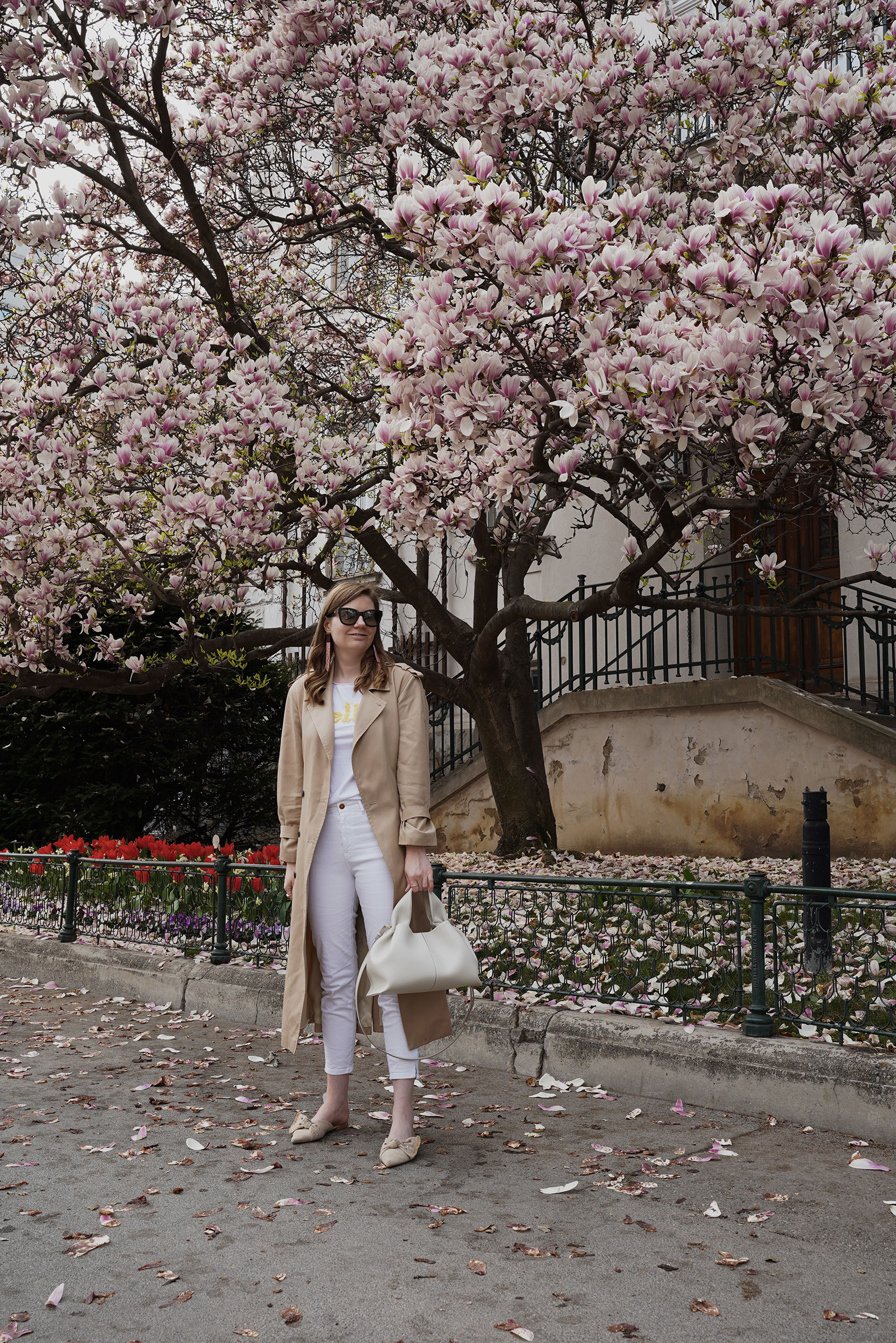 Trenchcoat Outfit, Spring, Wien, Magnolienbaum, Magnolia tree, polene bag