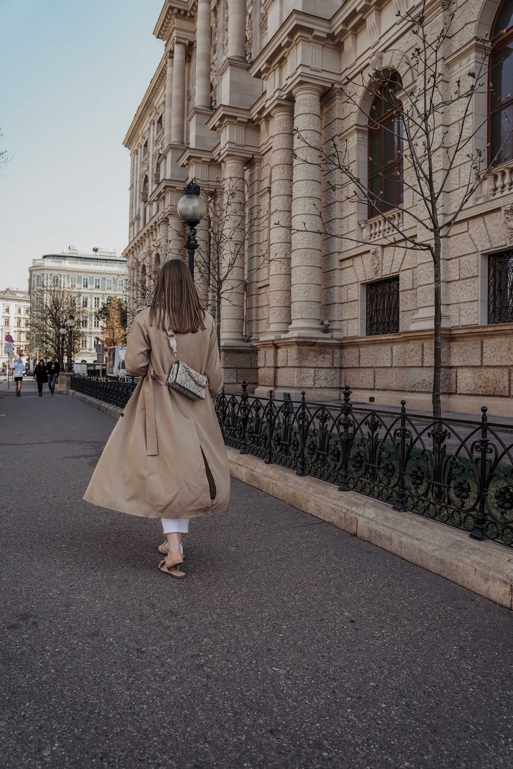 Trenchcoat spring outfit