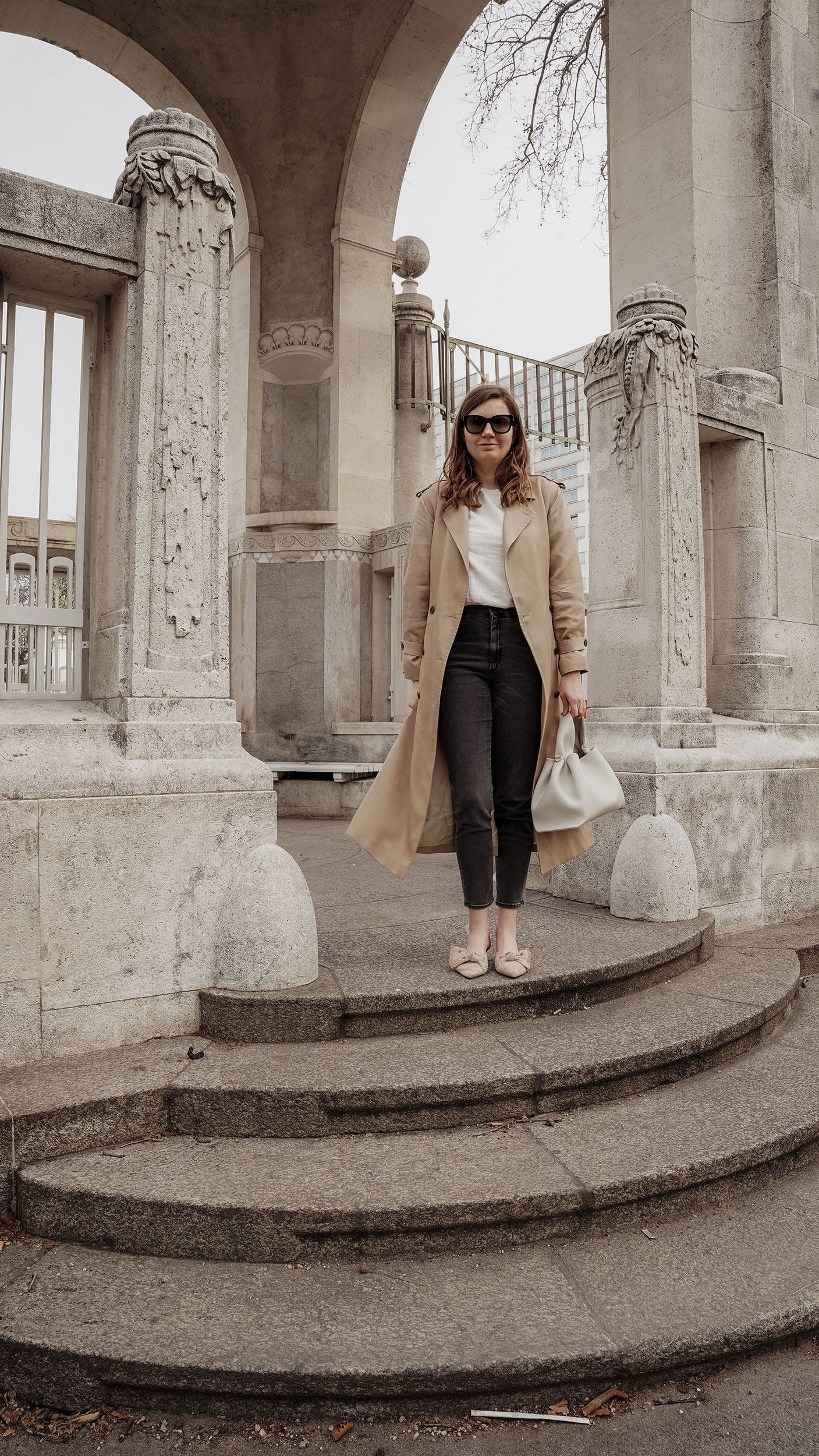 Trenchcoat outfit, spring, polene bag, wien, jeans