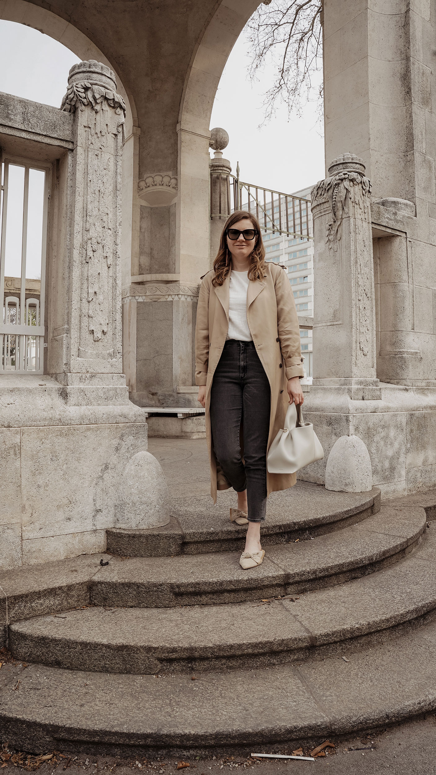 Trenchcoat outfit, spring, polene bag, wien, jeans