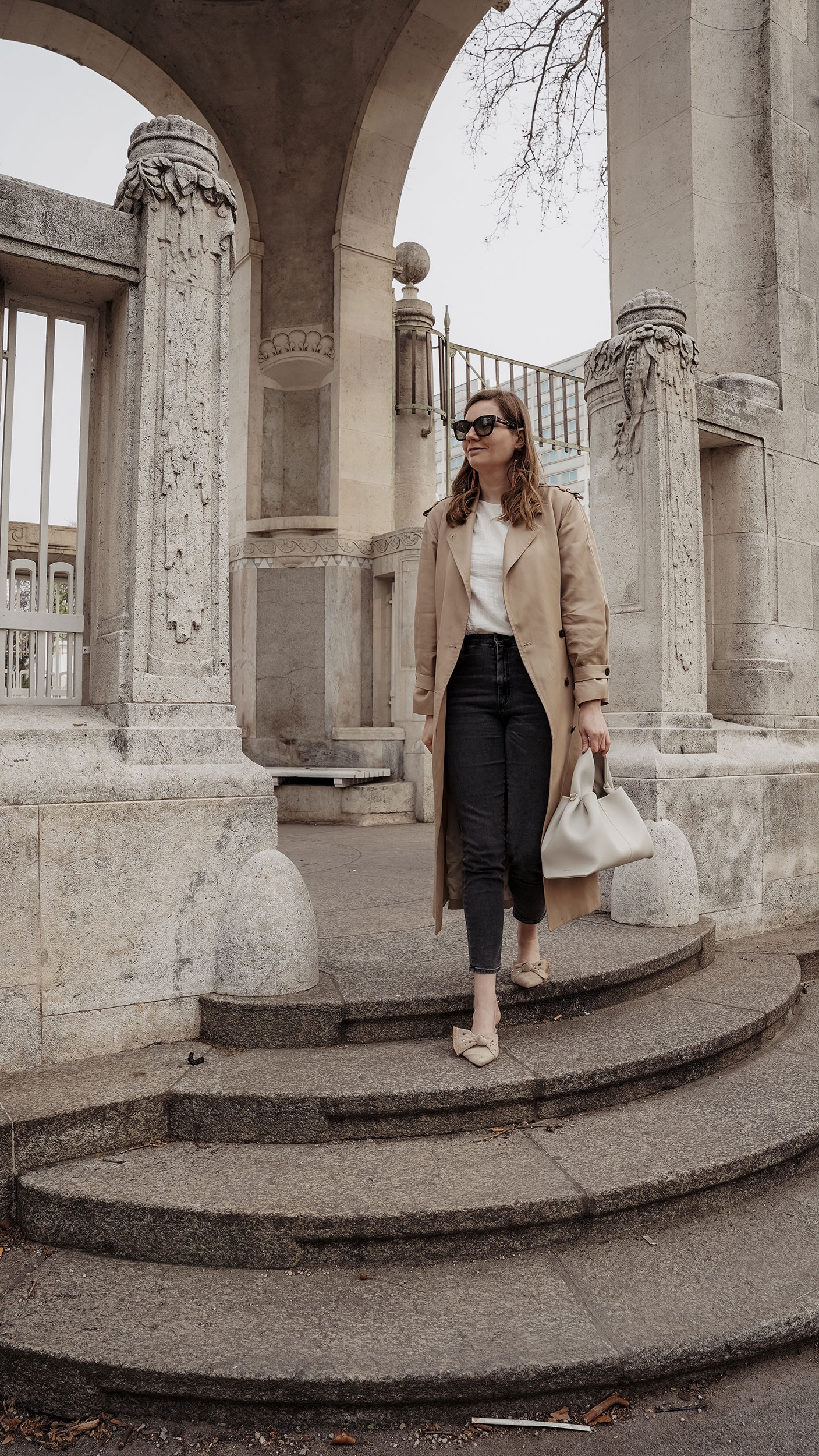 Trenchcoat outfit, spring, polene bag, wien, jeans