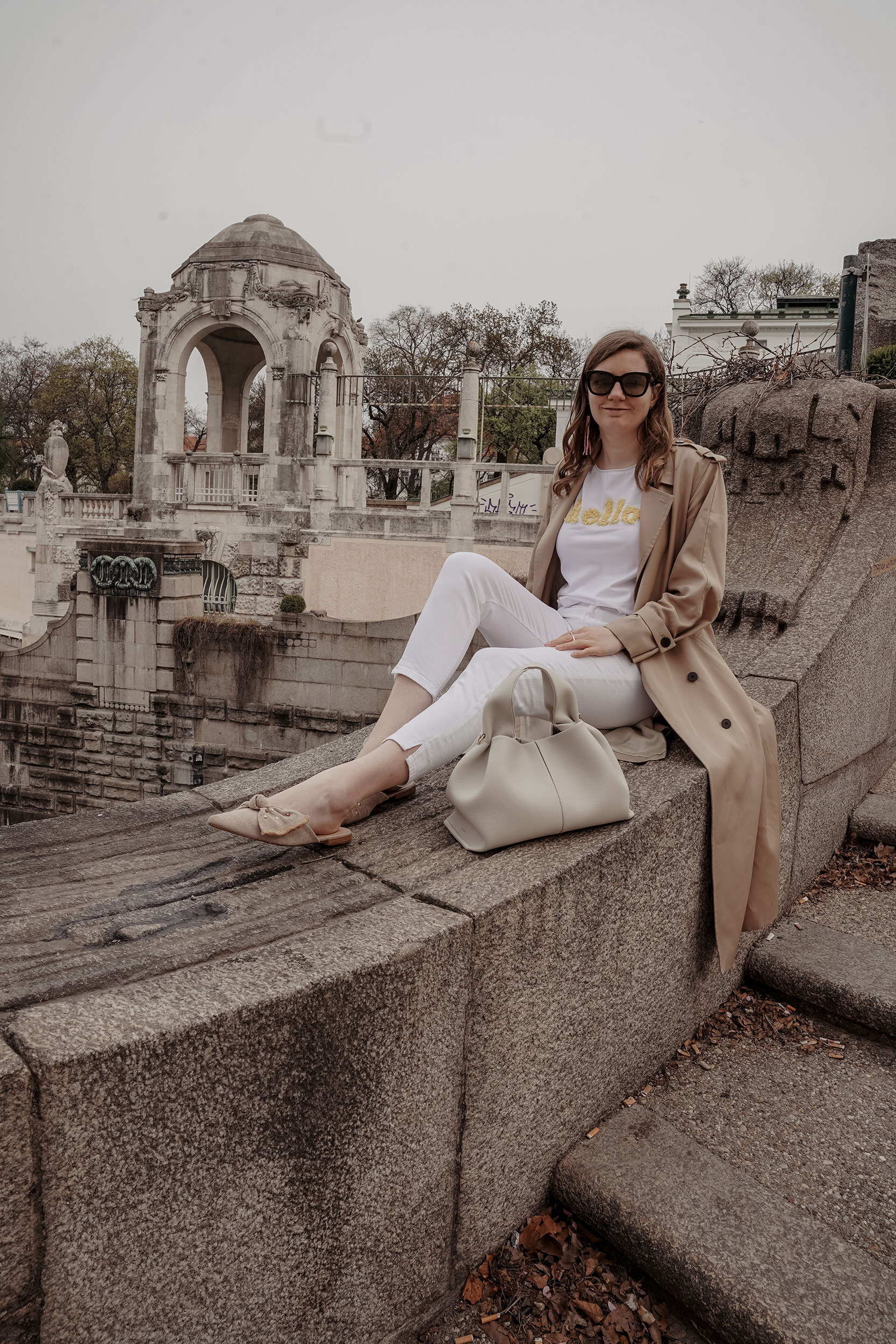 Trenchcoat Outfit, Spring, Wien, Magnolienbaum, Magnolia tree, polene bag