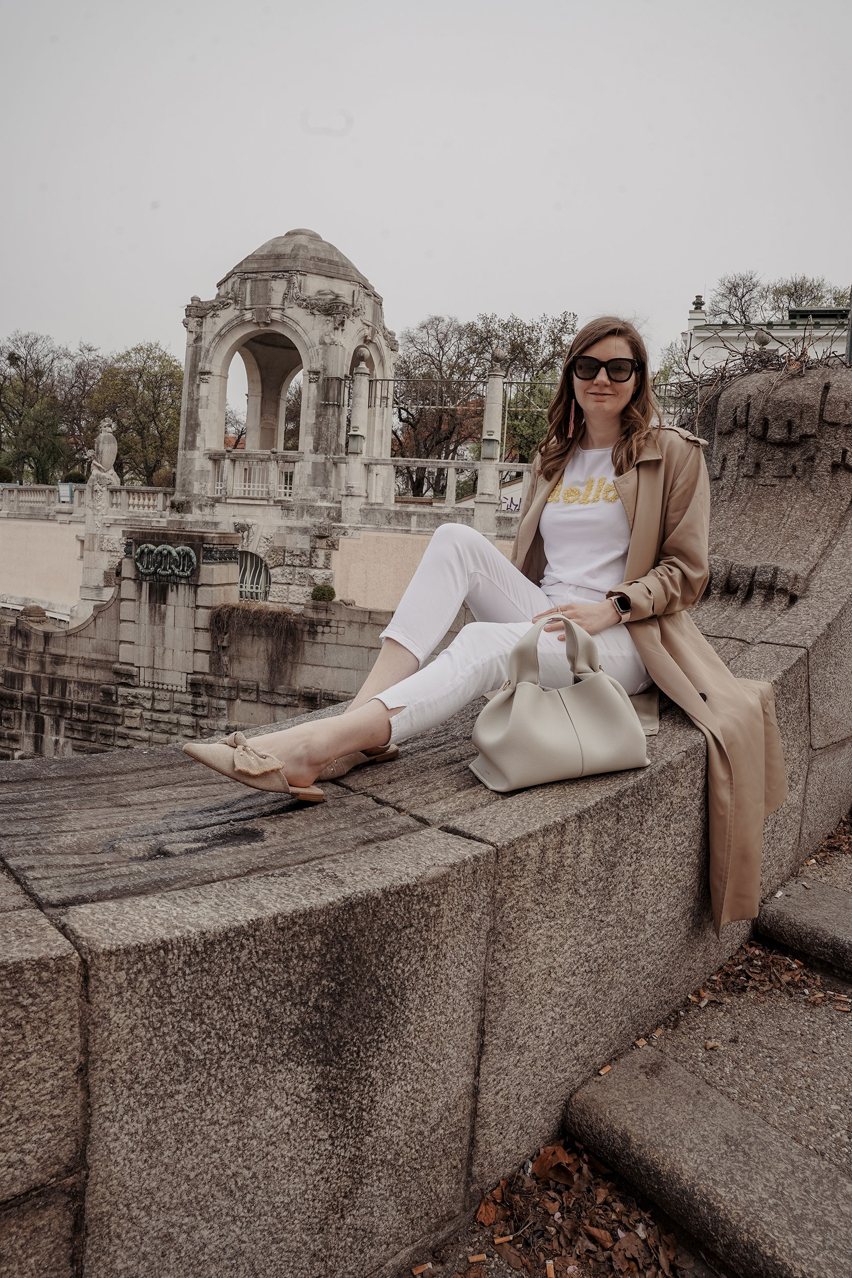 Trenchcoat Outfit, Spring, Wien, Magnolienbaum, Magnolia tree, polene bag