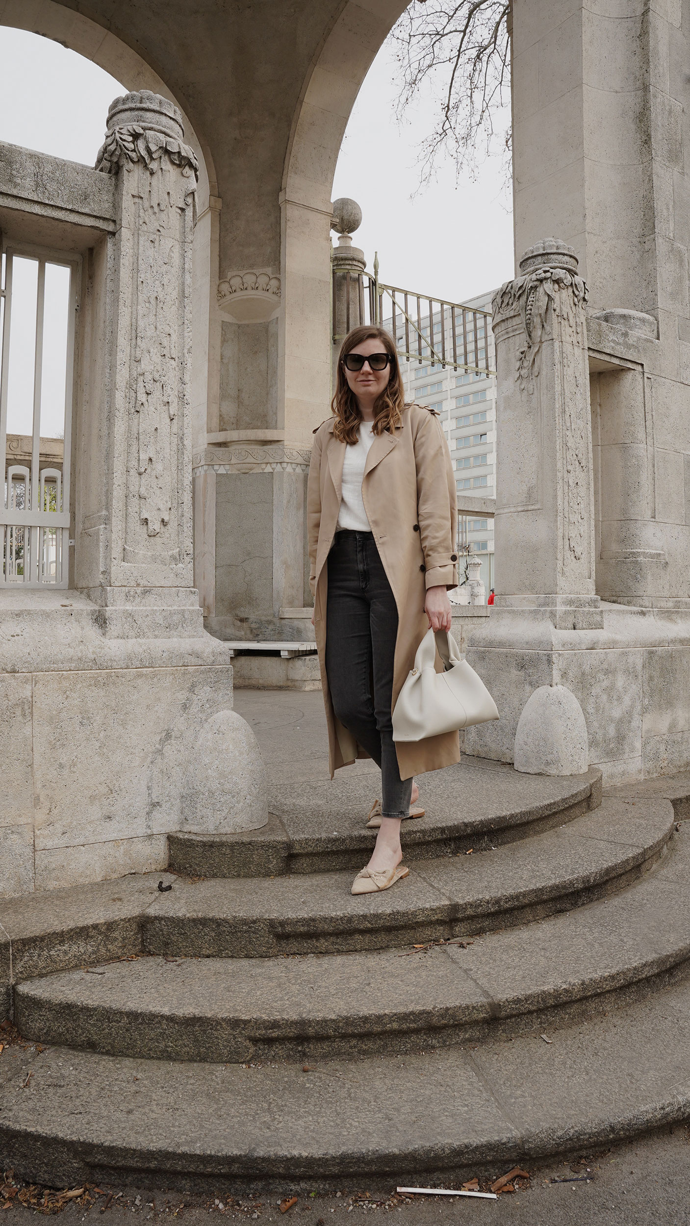 Trenchcoat outfit, spring, polene bag, wien, jeans