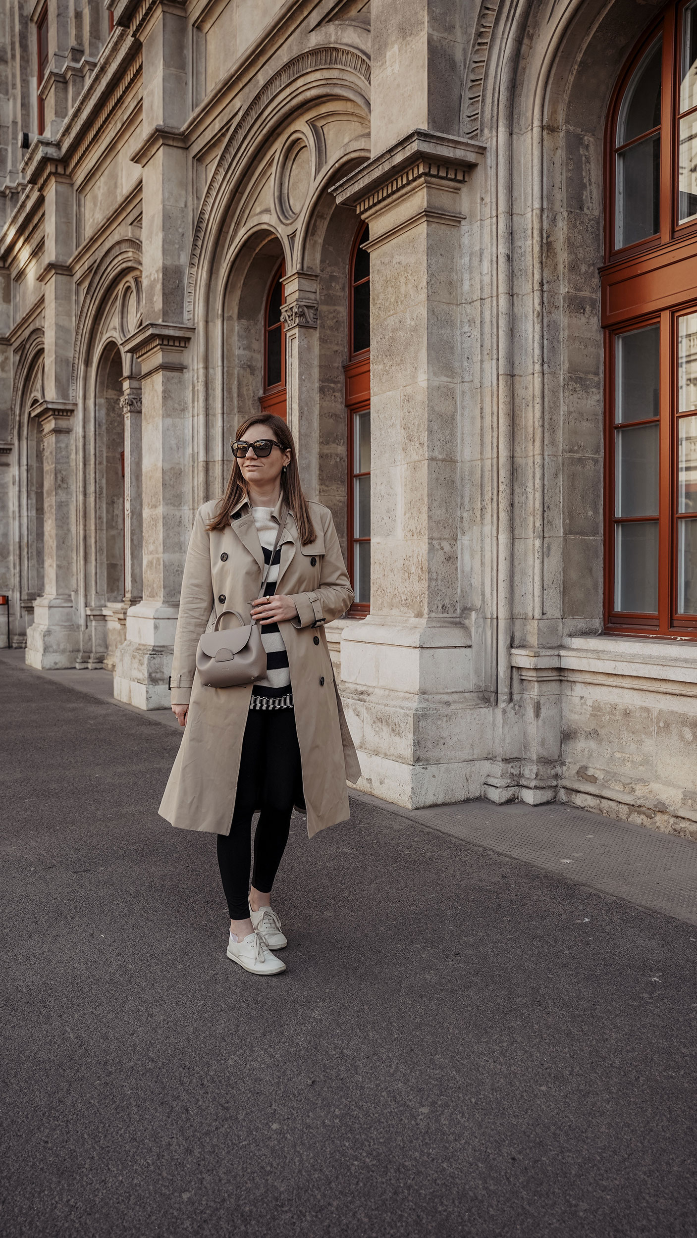 Zara Pullover, Trenchcoat Massimo Dutti, Leggings, Spring Outfit Wien