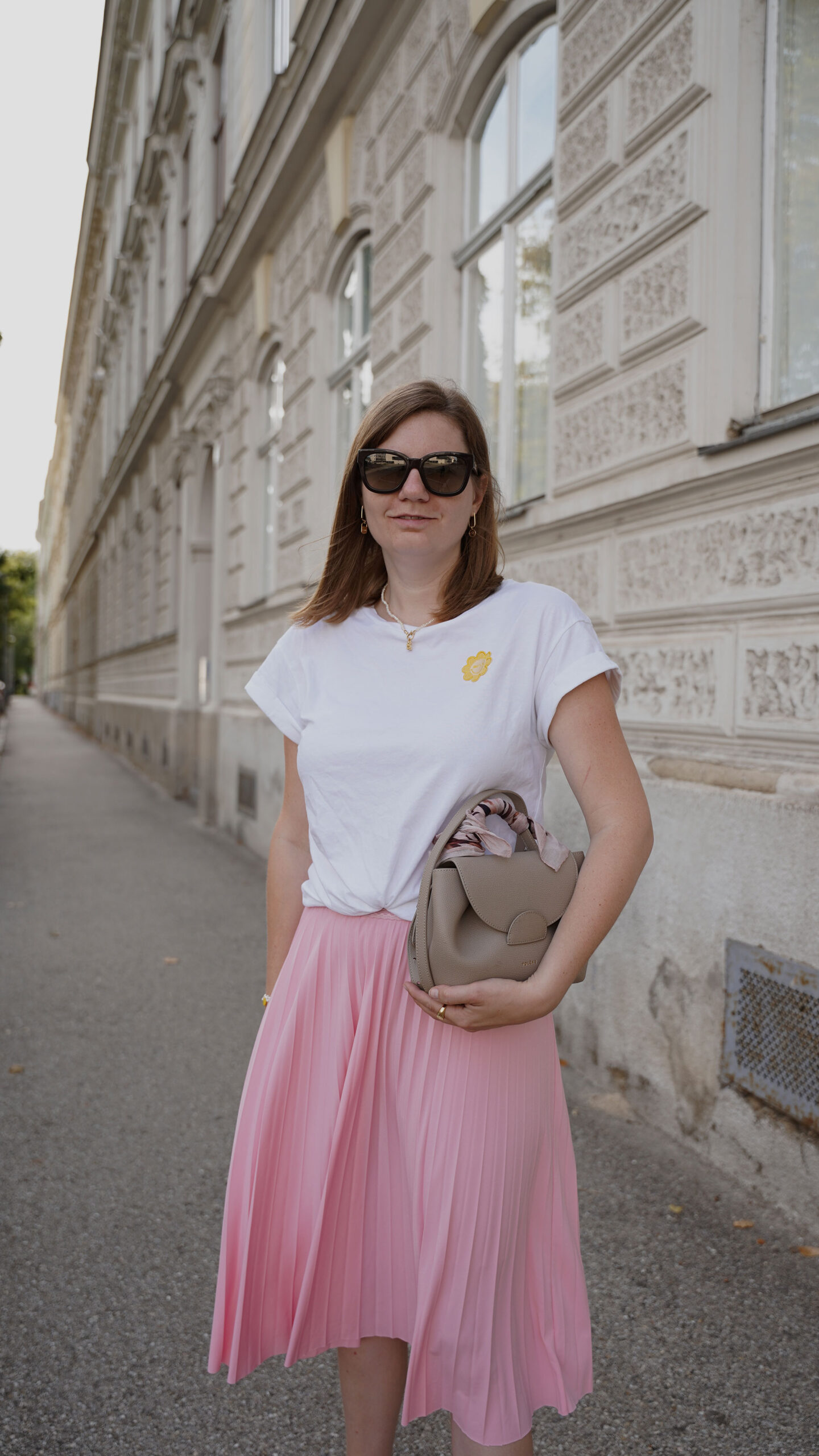 rosa Plisseerock kombinieren Sommer Outfit
