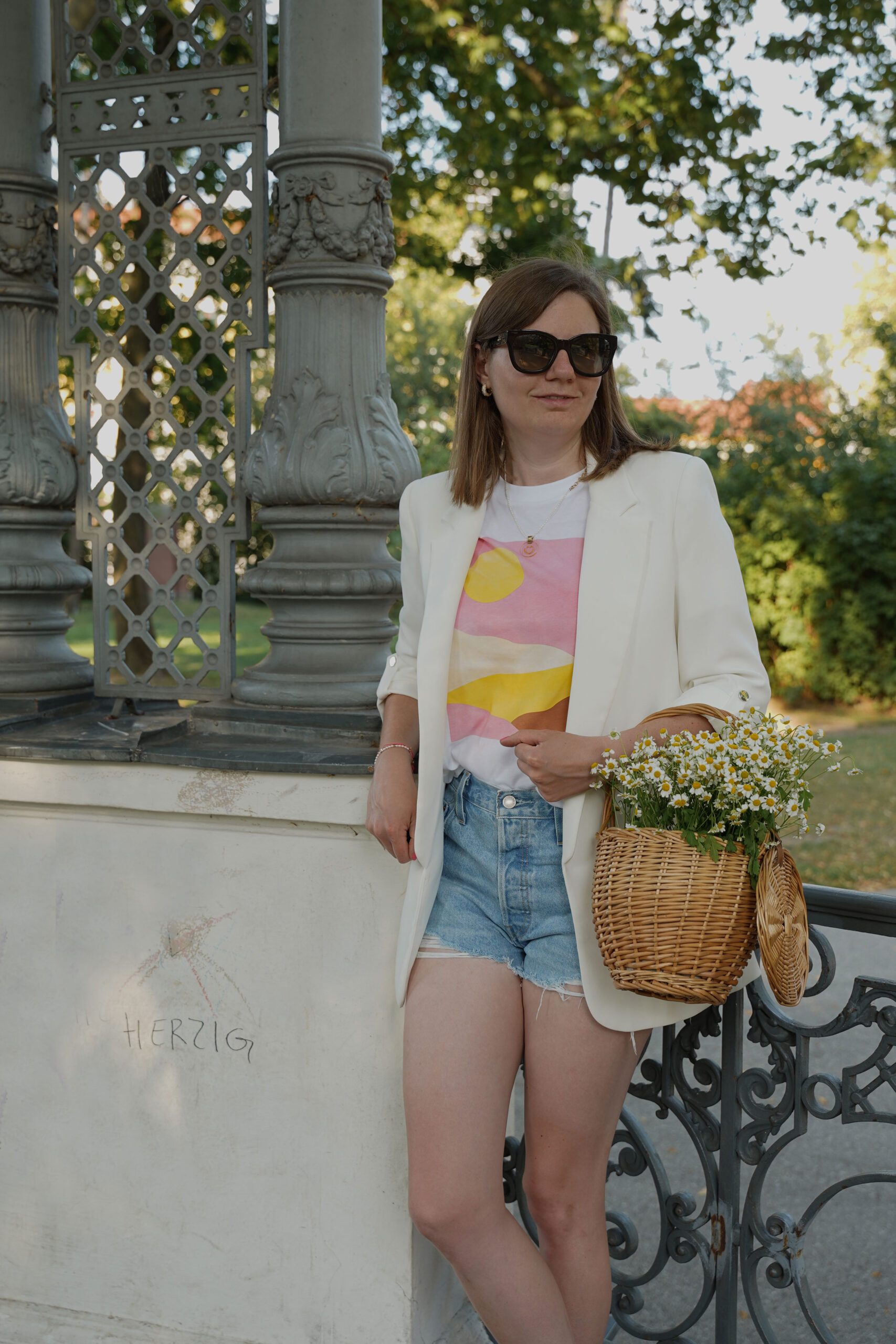 Blazer, T-Shirt, Jeans Shorts, Sommer Outfit