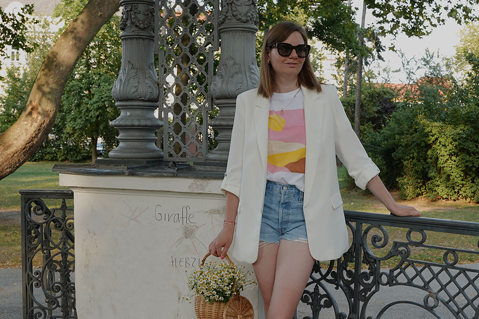 Blazer, T-Shirt, Jeans Shorts, Sommer Outfit