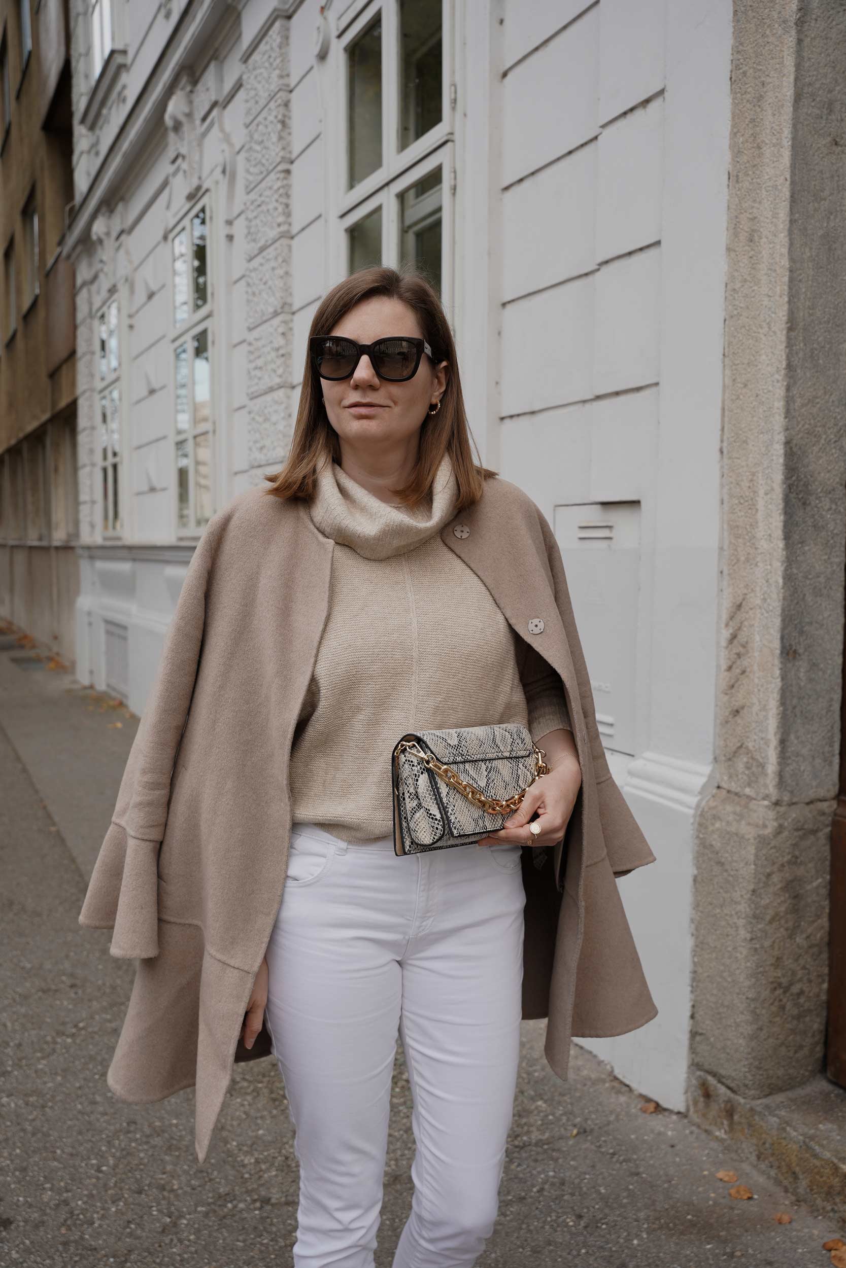 neutral style, beige Mantel, Sweater, Jeans, iDeal of Sweden tasche