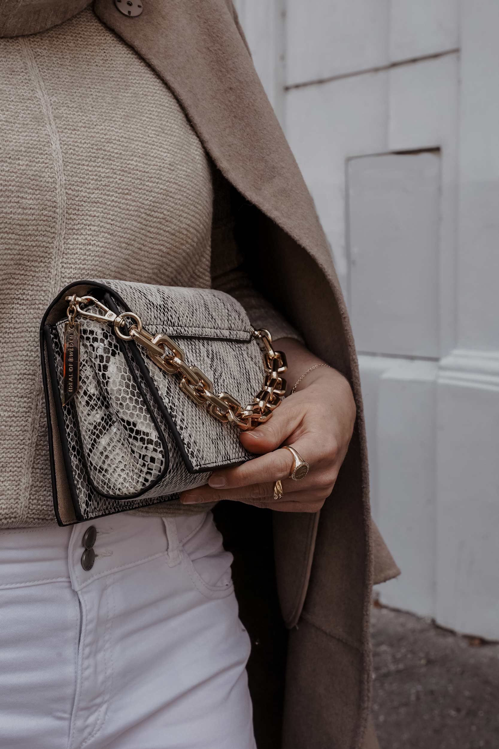 neutral style, beige Mantel, Sweater, Jeans, iDeal of Sweden tasche