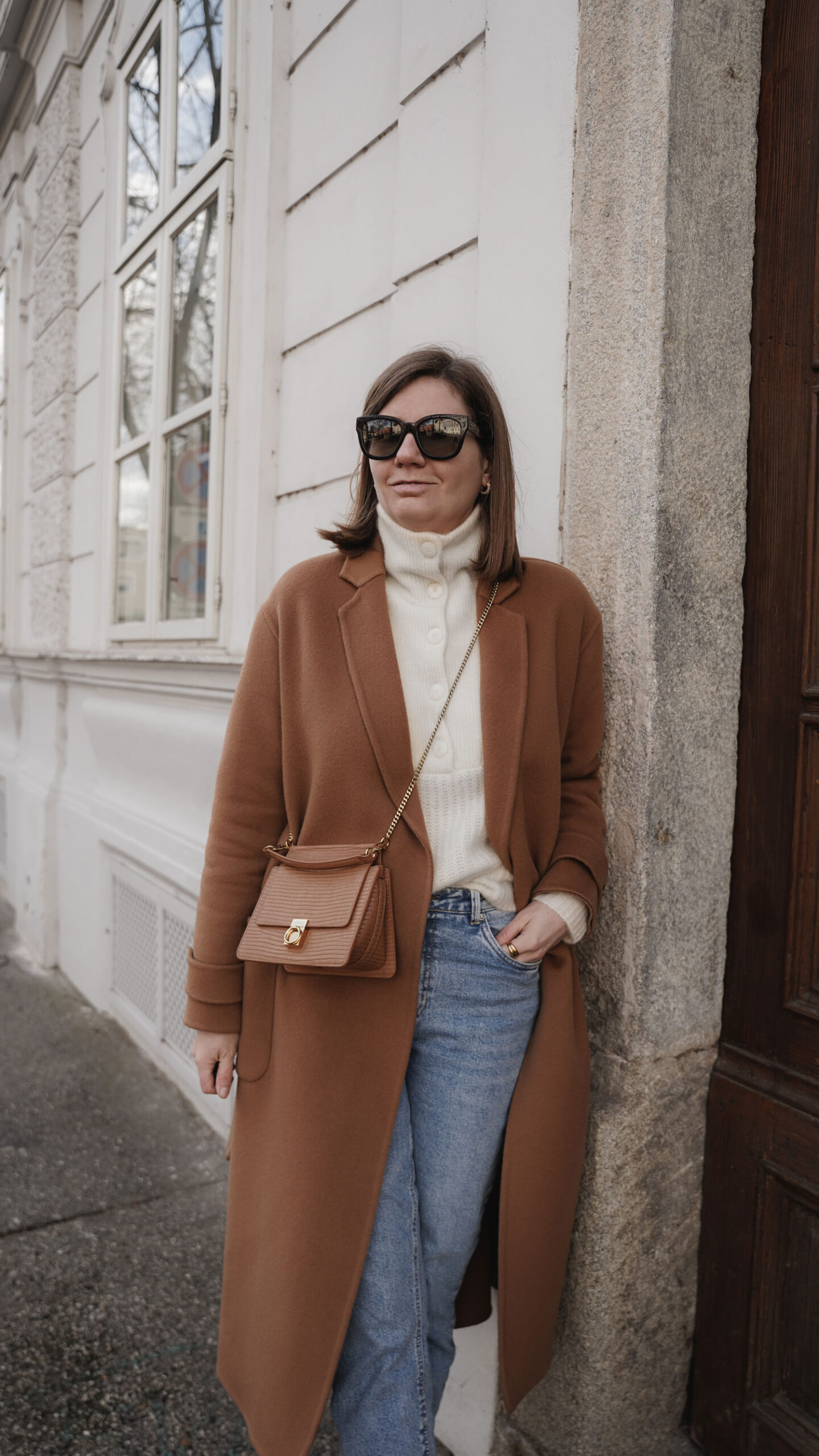 Sezane Mantel winter outfit camel coat straight leg jeans, sweater