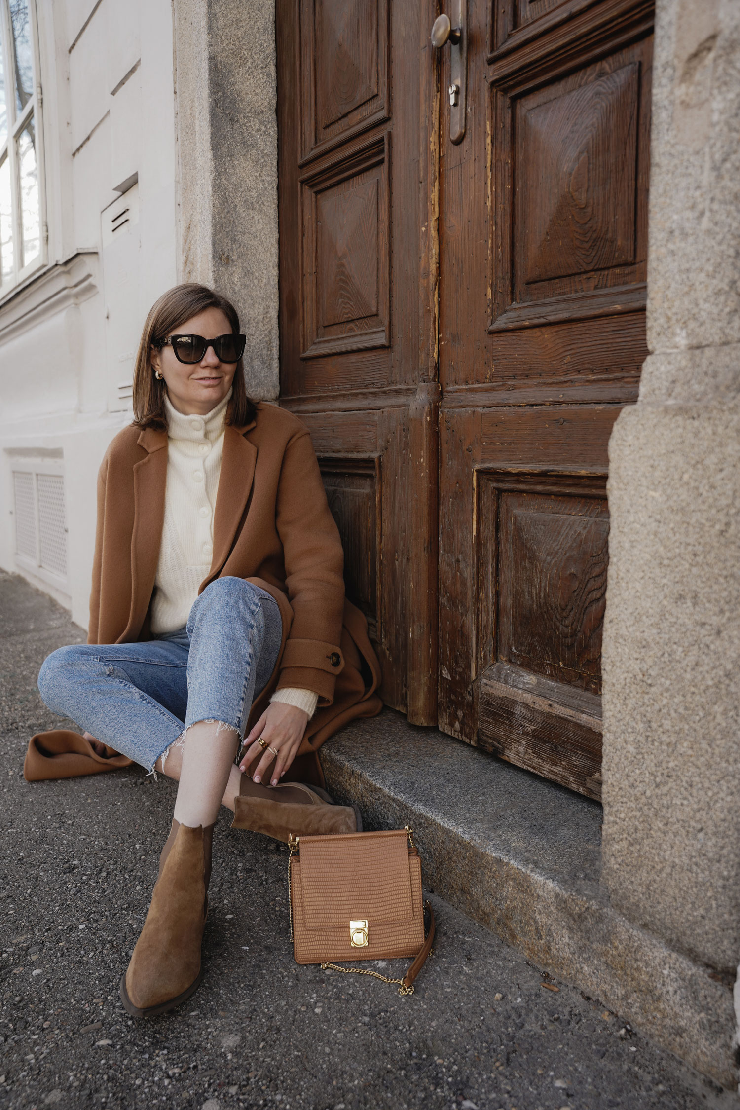Winter Outfit mit Sezane Mantel Sweater und straight leg jeans daisiesandglitter