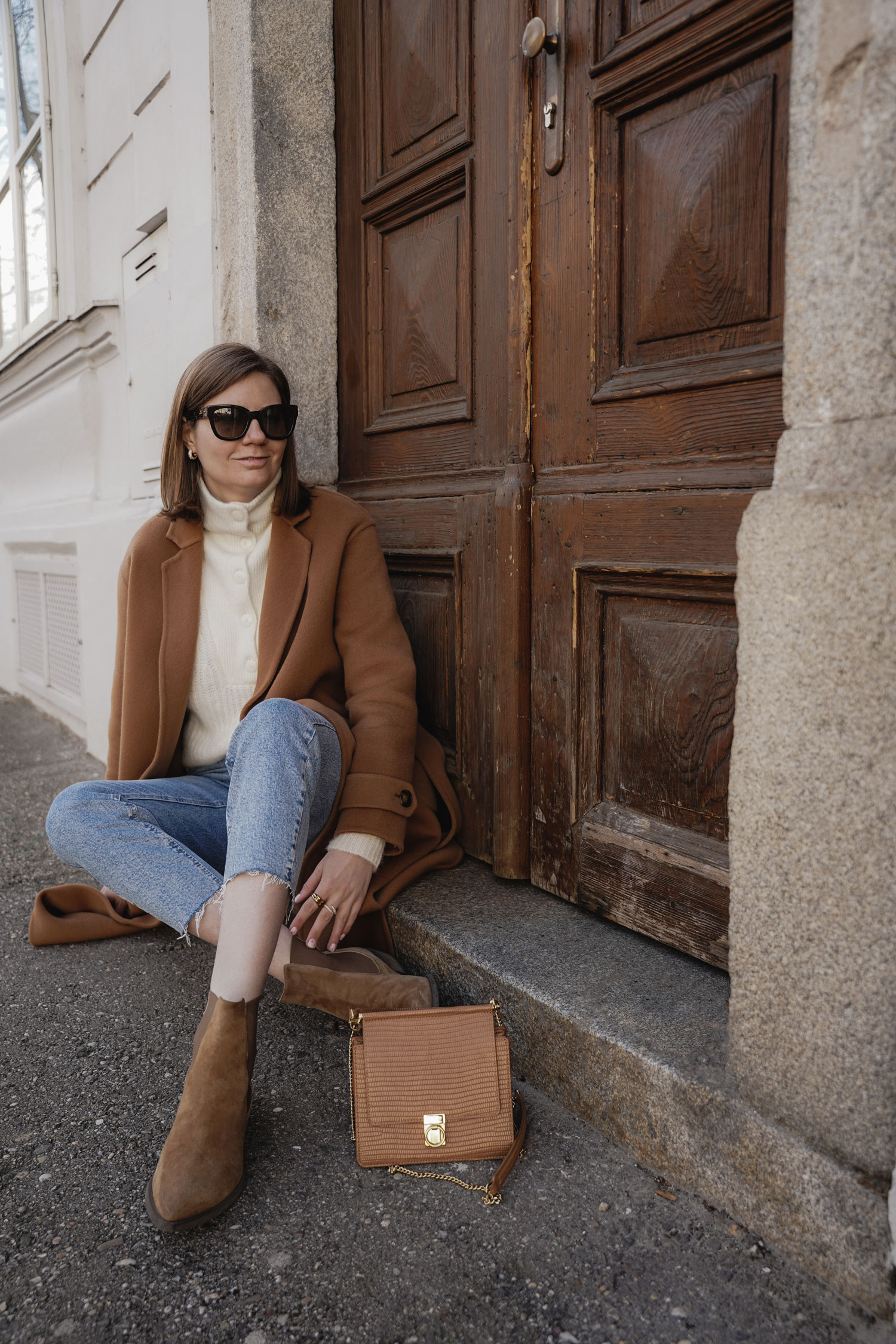 Sezane Mantel winter outfit camel coat straight leg jeans, sweater