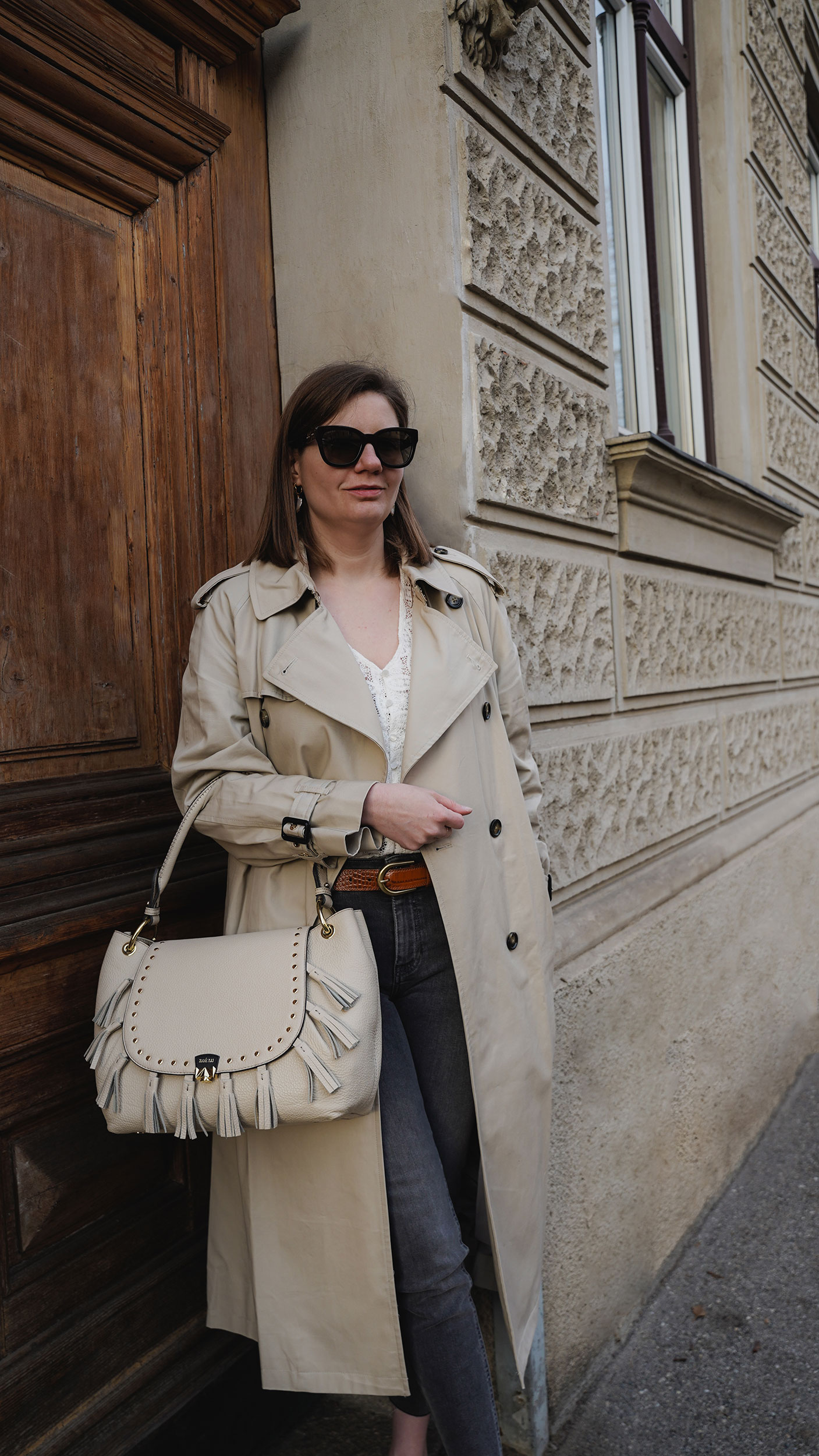 Spring Outfit Trenchcoat, Beige, Jeans, Zoe Lu Day Buddy