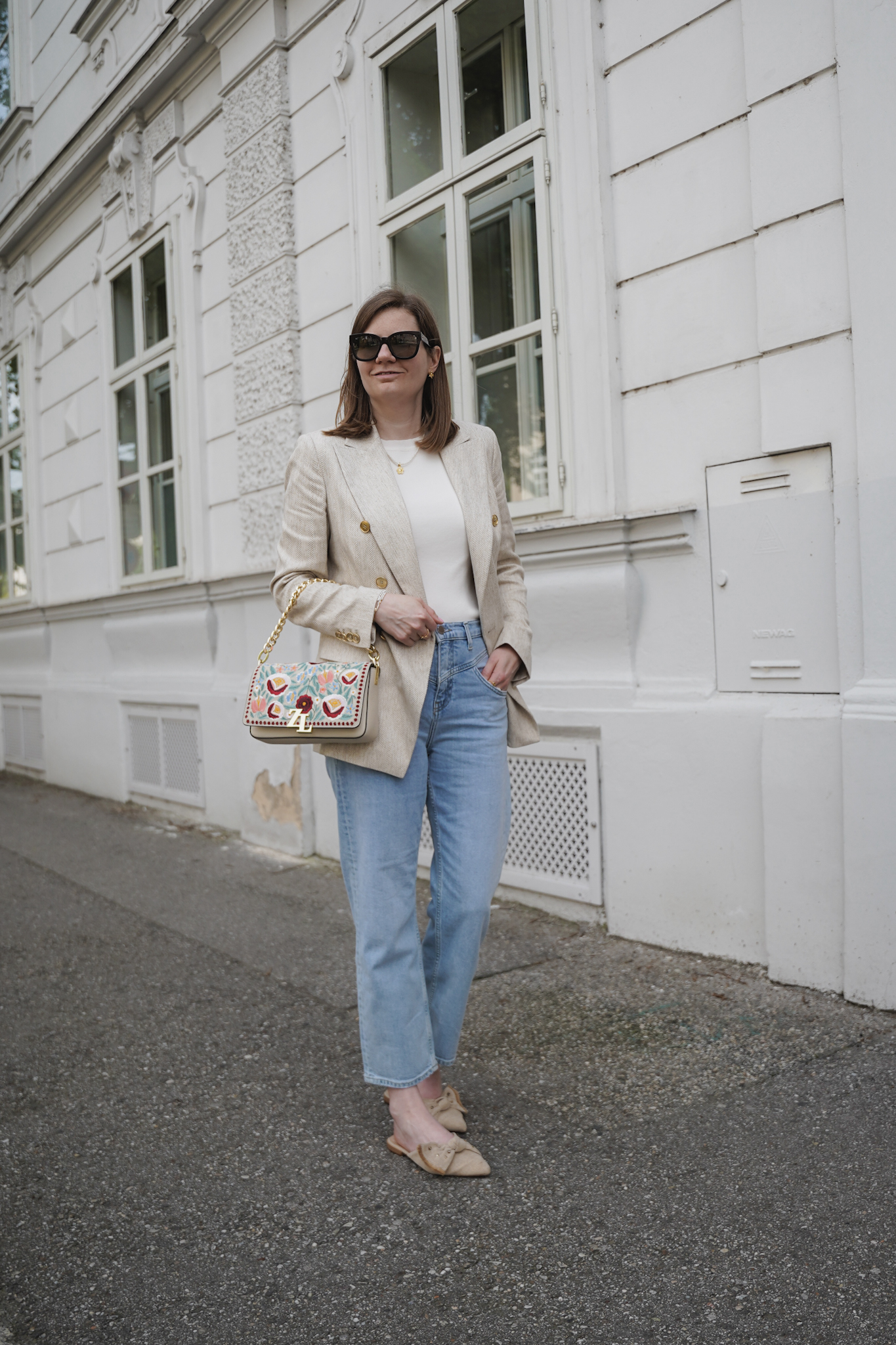 Oversized blazer jeans spring outfit Minimal neutral Style