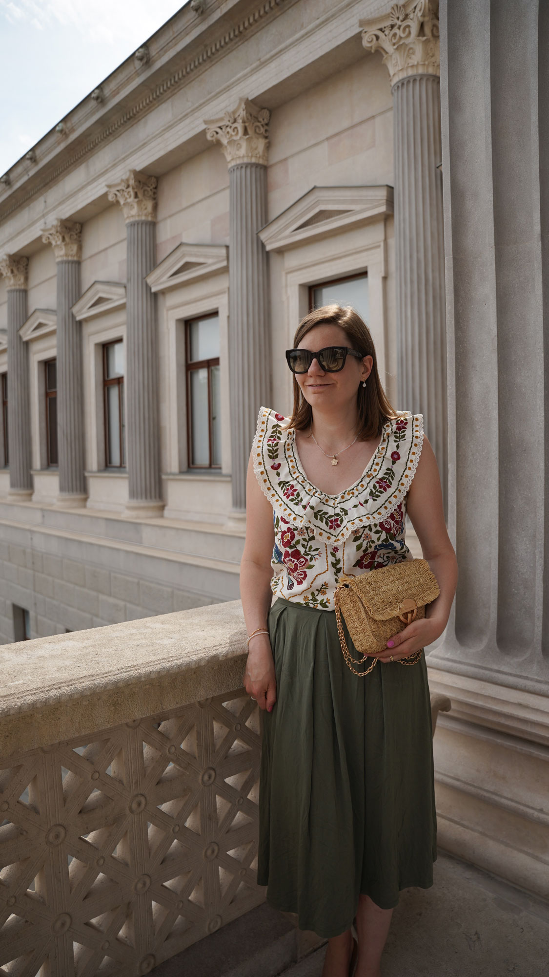 Sezane Farm Rio Bluse, Midi Rock oliv, Vienna, city, Outfit, Sommer, summer Blog