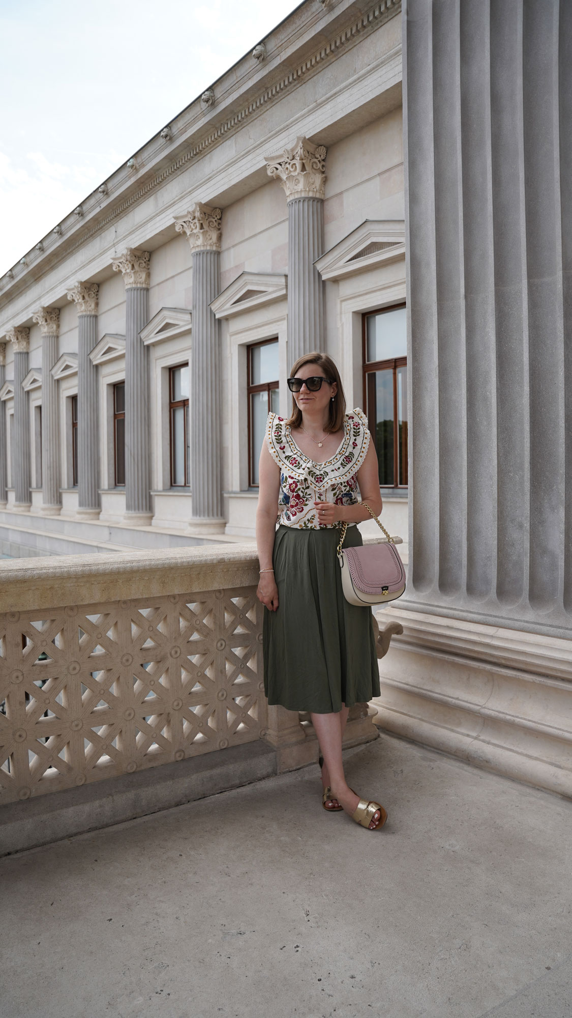 Sezane Farm Rio Bluse, Midi Rock oliv, Vienna, city, Outfit, Sommer, summer Blog