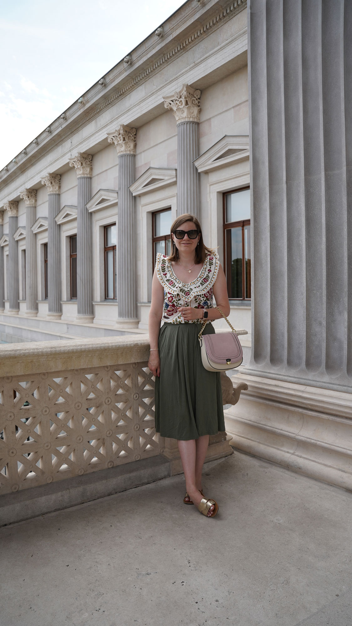 Sezane Farm Rio Bluse, Midi Rock oliv, Vienna, city, Outfit, Sommer, summer Blog