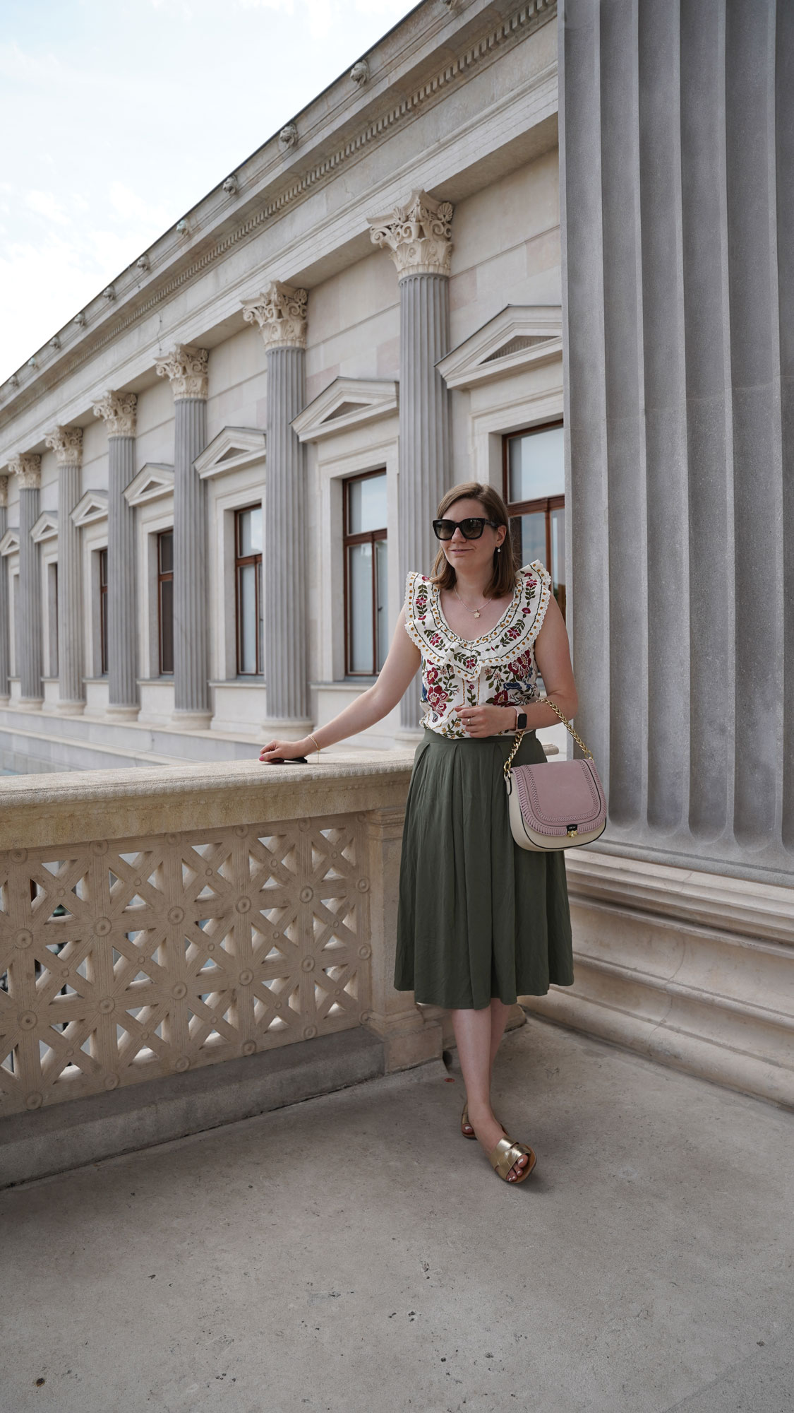 Sezane Farm Rio Bluse, Midi Rock oliv, Vienna, city, Outfit, Sommer, summer Blog