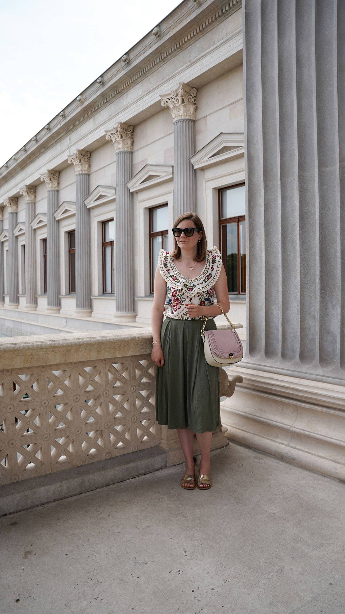 Sezane Farm Rio Bluse, Midi Rock oliv, Vienna, city, Outfit, Sommer, summer Blog