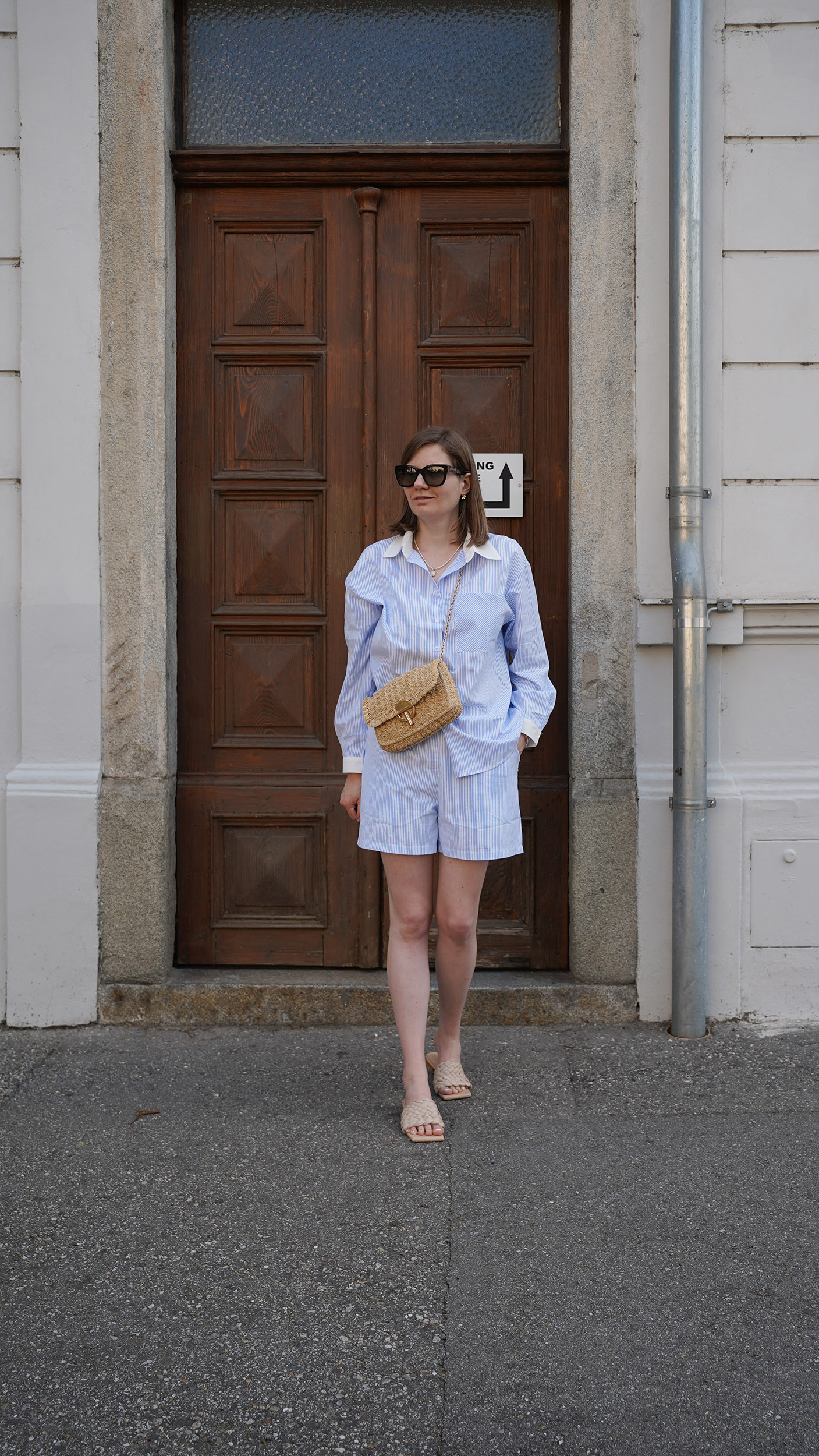 Zweiteiler sommer outfit rattan bag