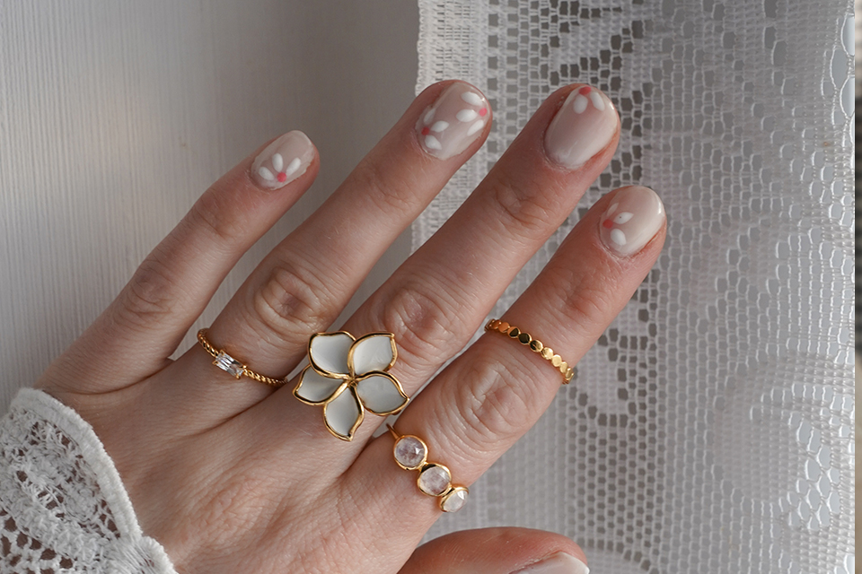 white flower nail design striplac floral nails Blumennägel
