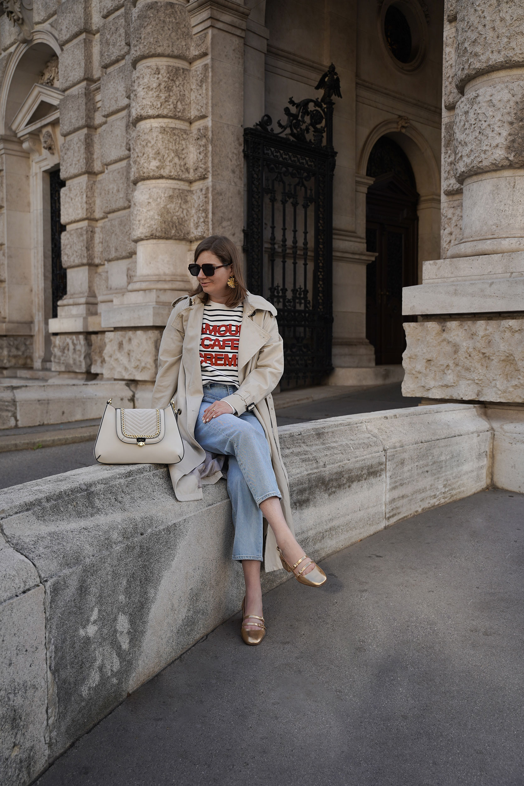 Trenchcoat, Sezane Sweatshirt, Jeans Outfit