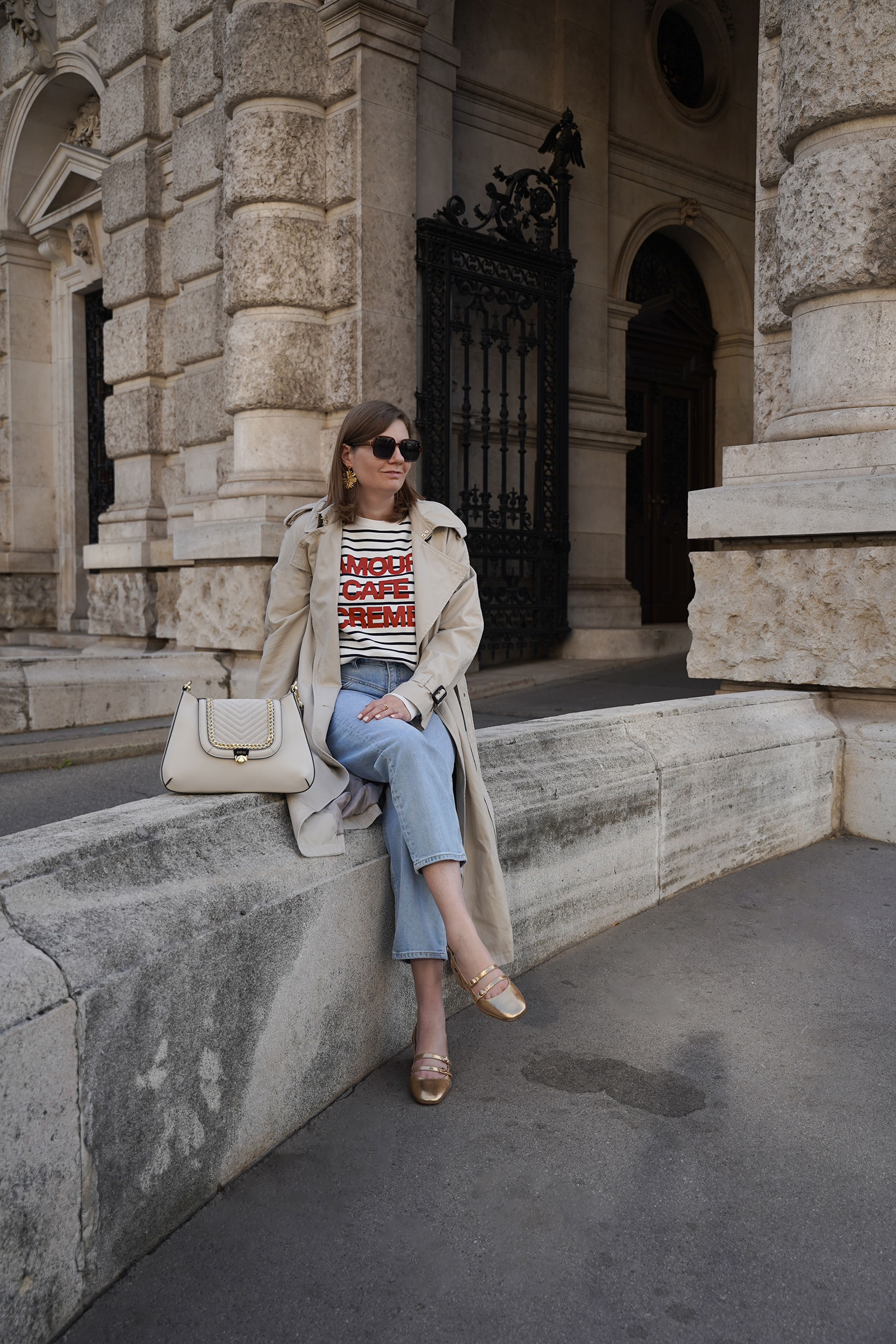 Trenchcoat, Sezane Sweatshirt, Jeans Outfit