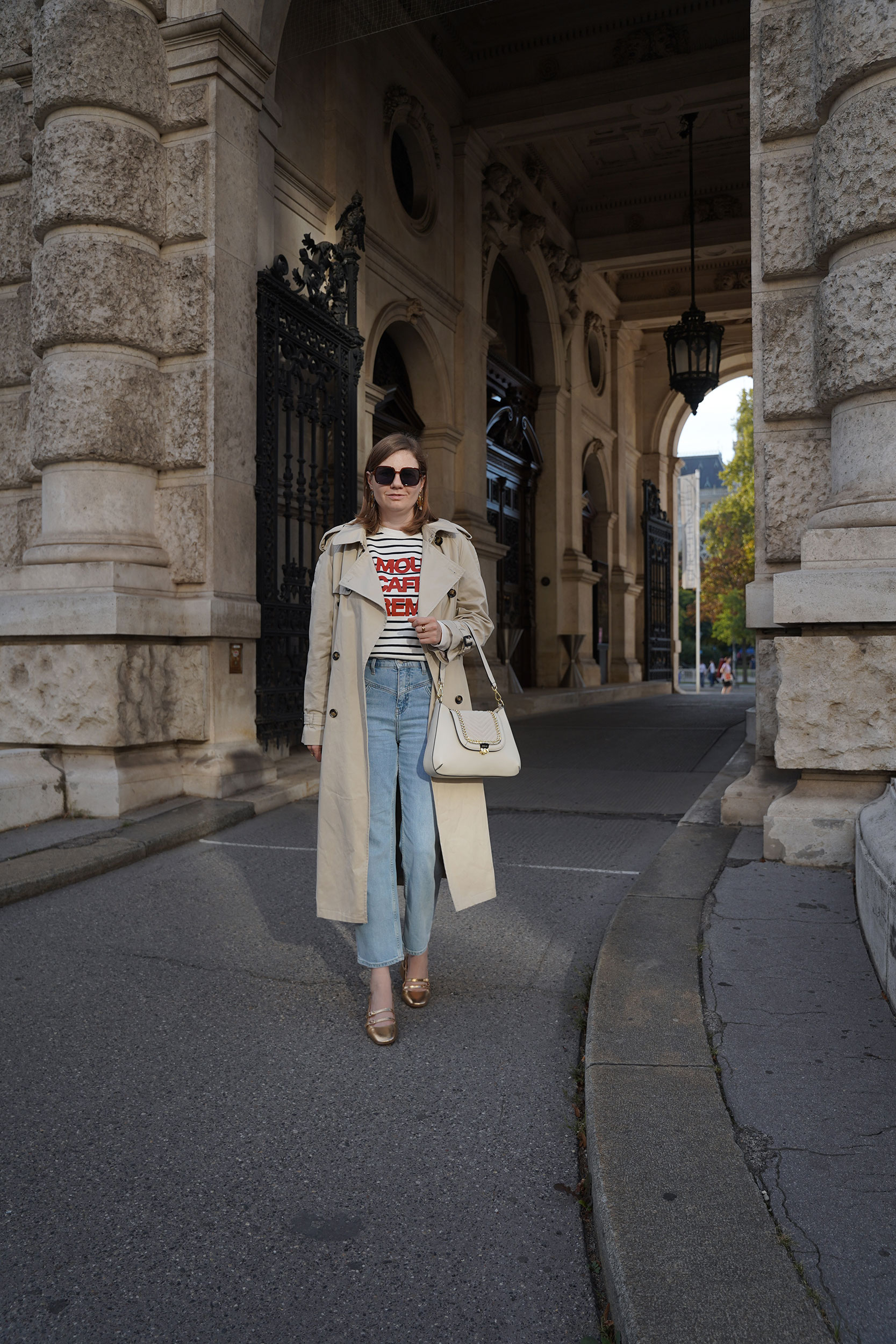 Trenchcoat, Sezane Sweatshirt, Jeans Outfit