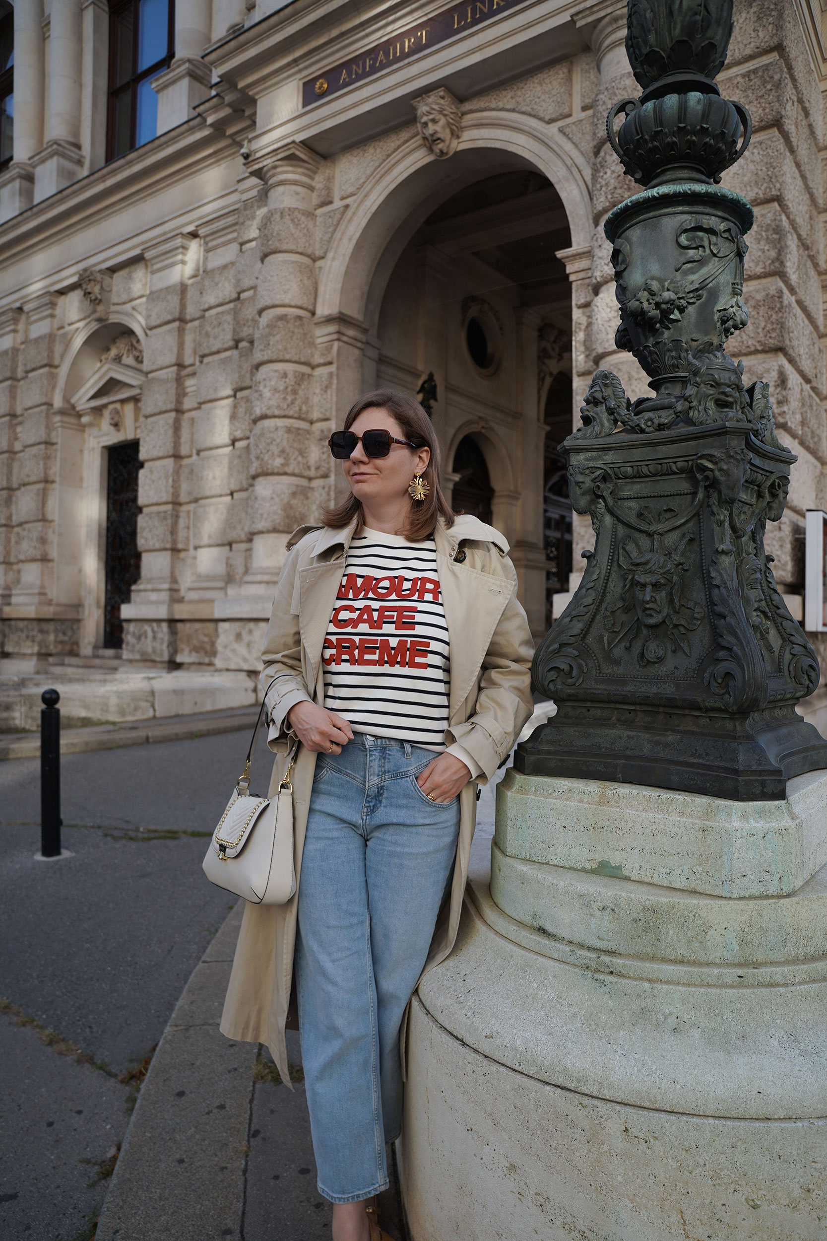 Trenchcoat, Sezane Sweatshirt, Jeans Outfit