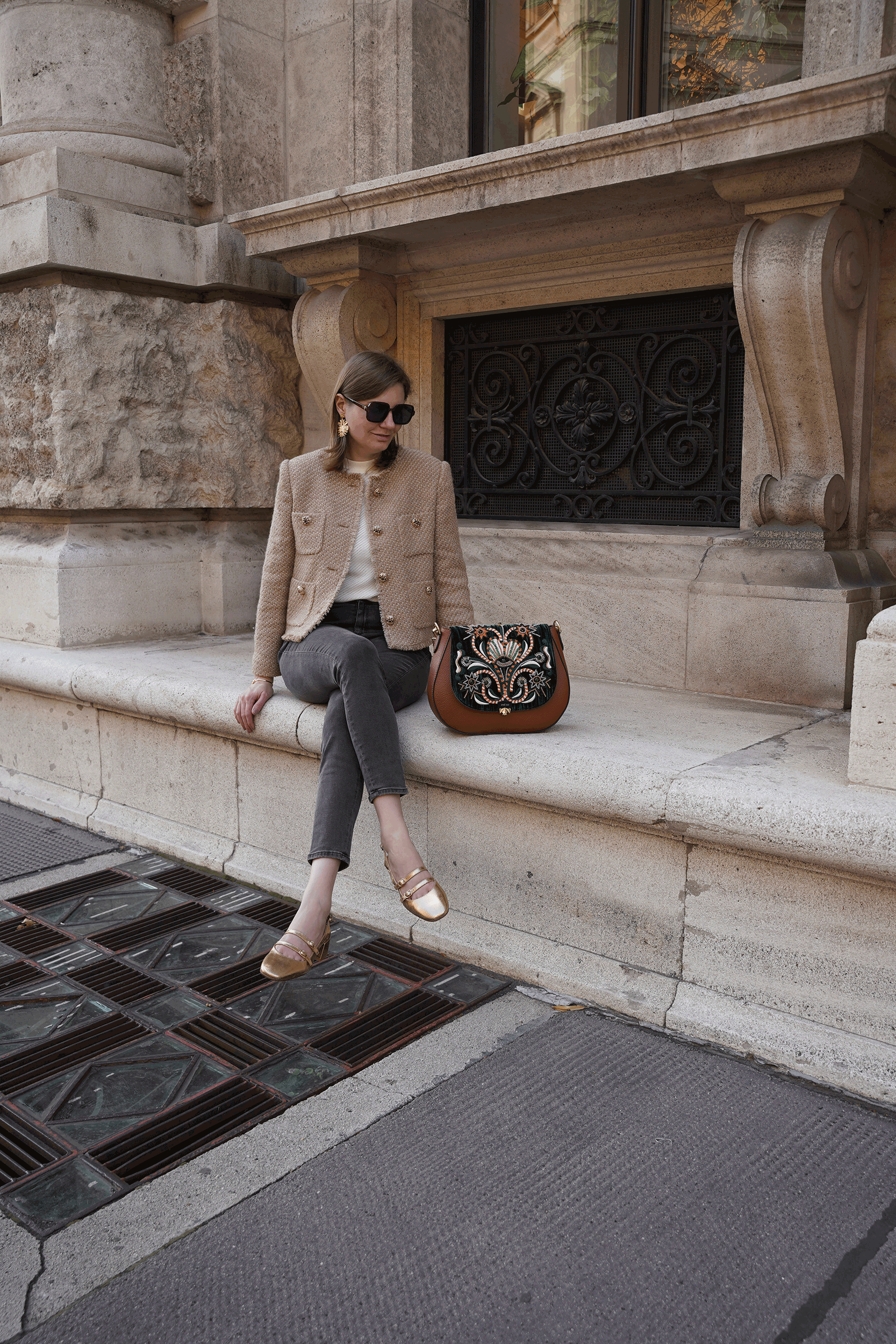 Mango cardigan beige, grey jeans