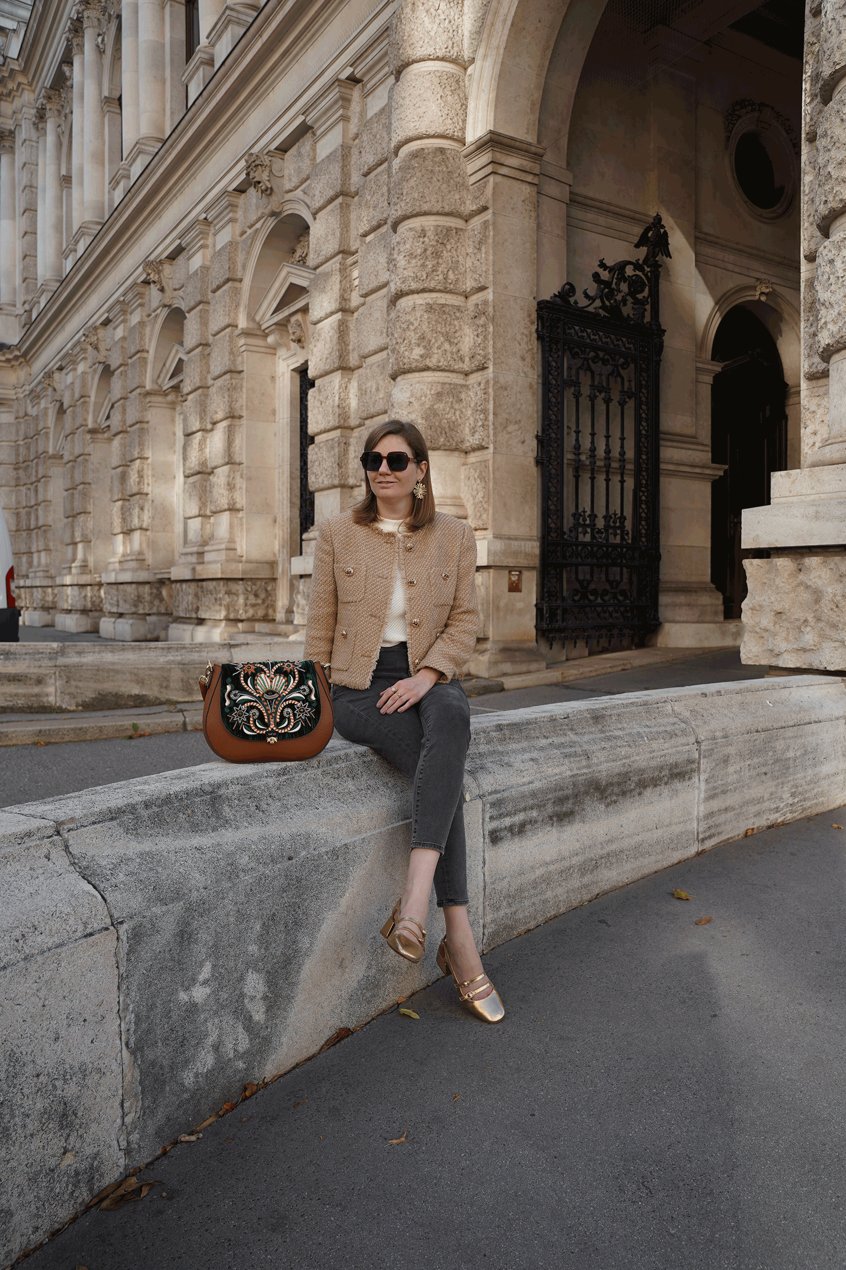 Mango cardigan beige, grey jeans