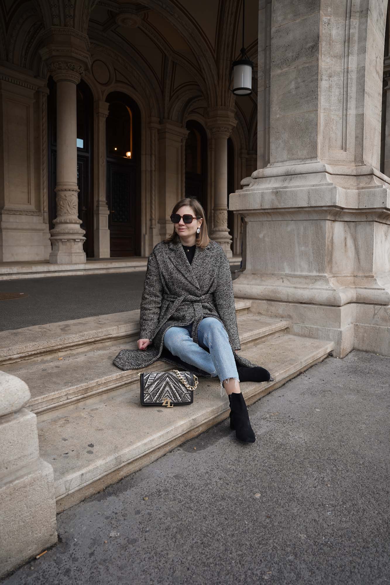 Winter coat, jeans, black boots, Stiefeletten, casual, outfit winter Vienna city 